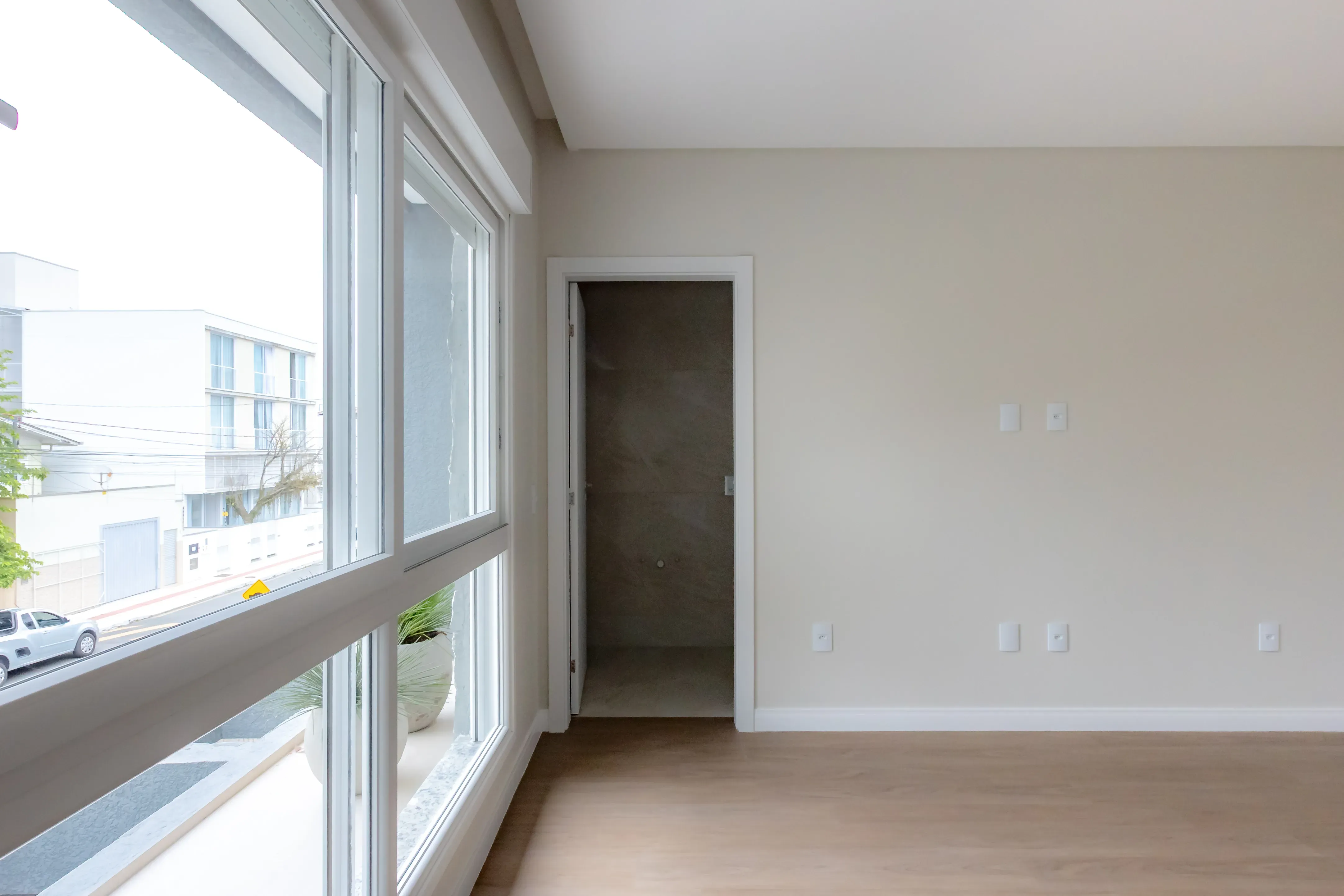 Sobrado Geminado novo! Com 4 suítes e 2 vagas de garagem no Centro em Balneário Camboriú - SC