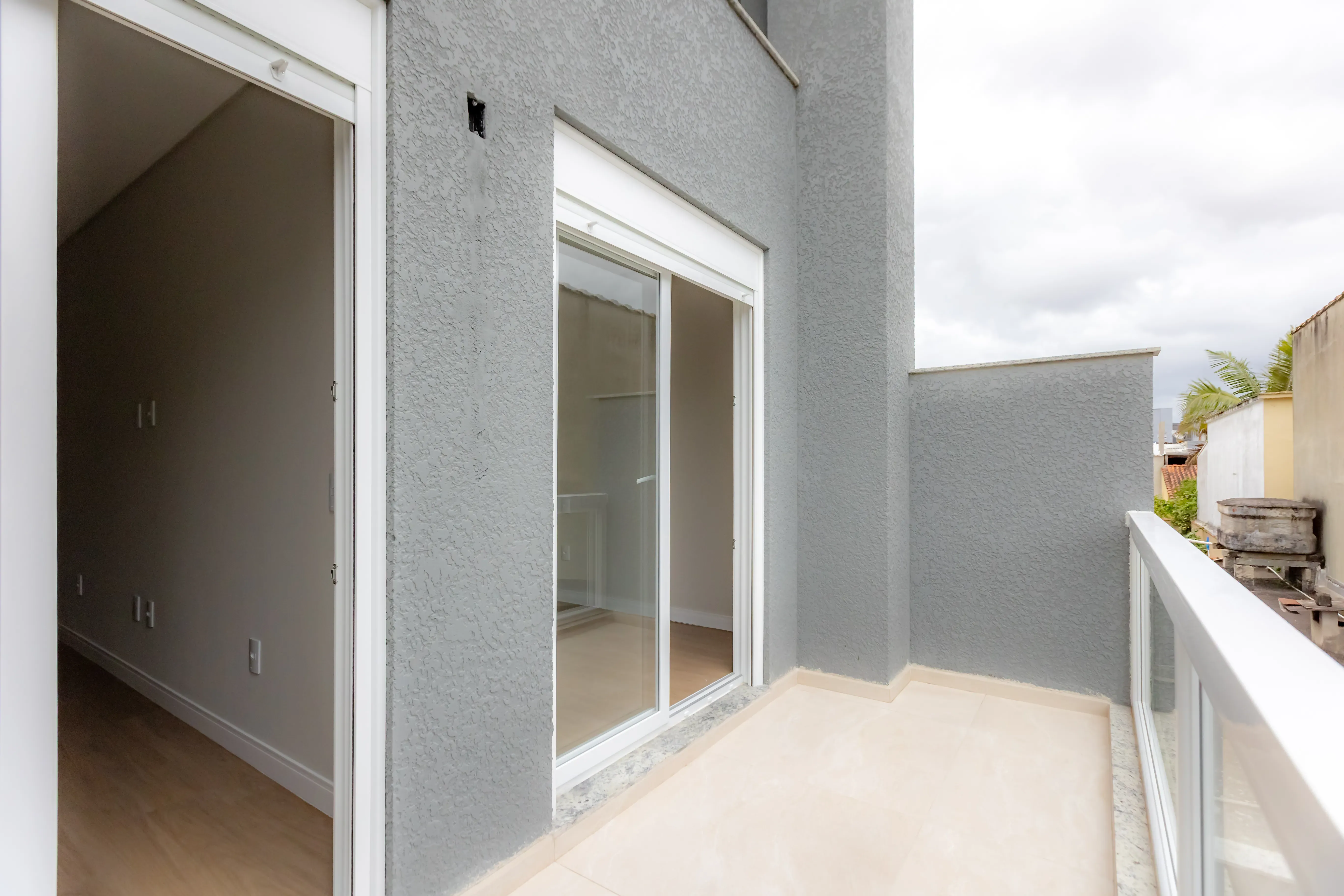 Sobrado Geminado novo! Com 4 suítes e 2 vagas de garagem no Centro em Balneário Camboriú - SC