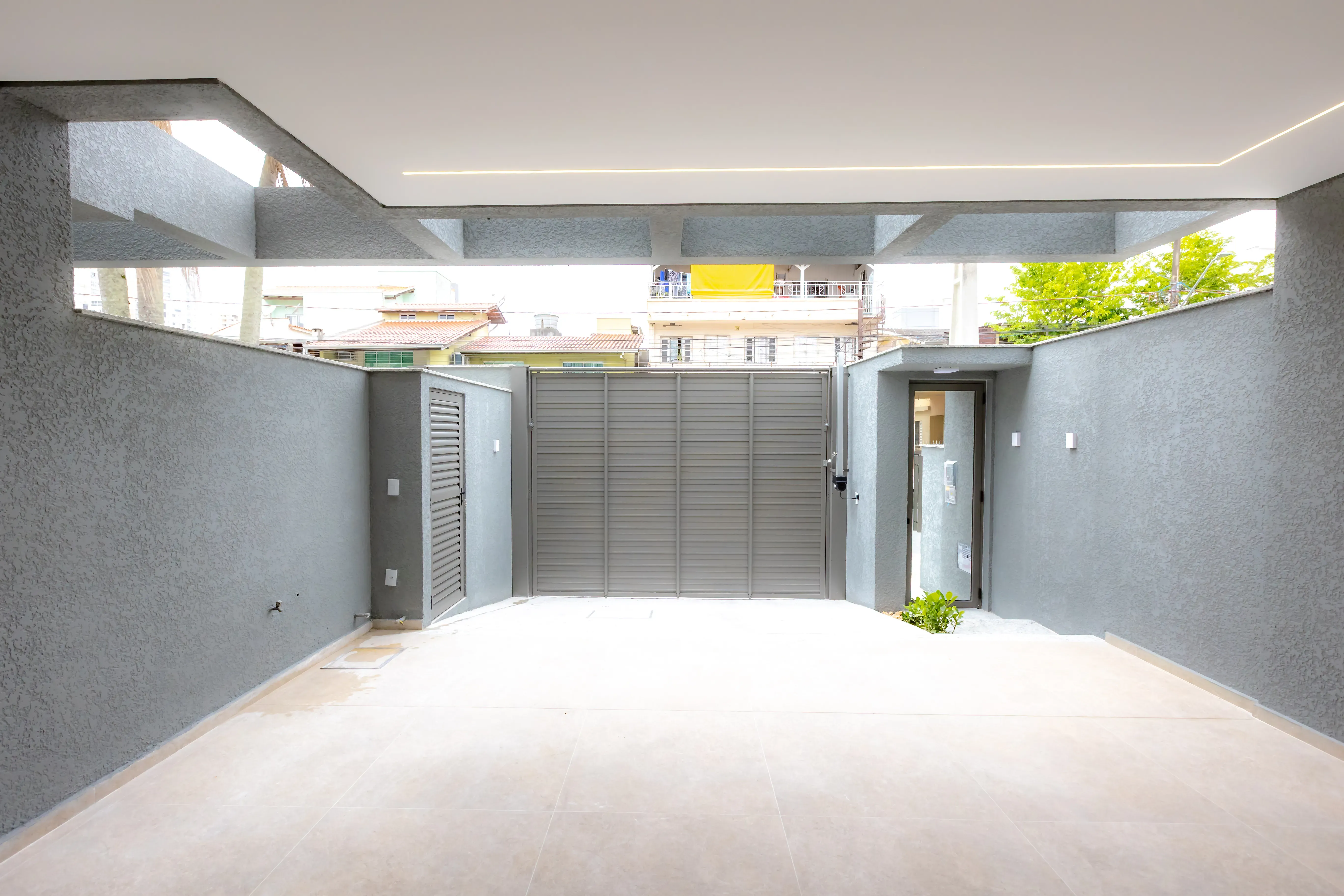 Sobrado Geminado novo! Com 4 suítes e 2 vagas de garagem no Centro em Balneário Camboriú - SC