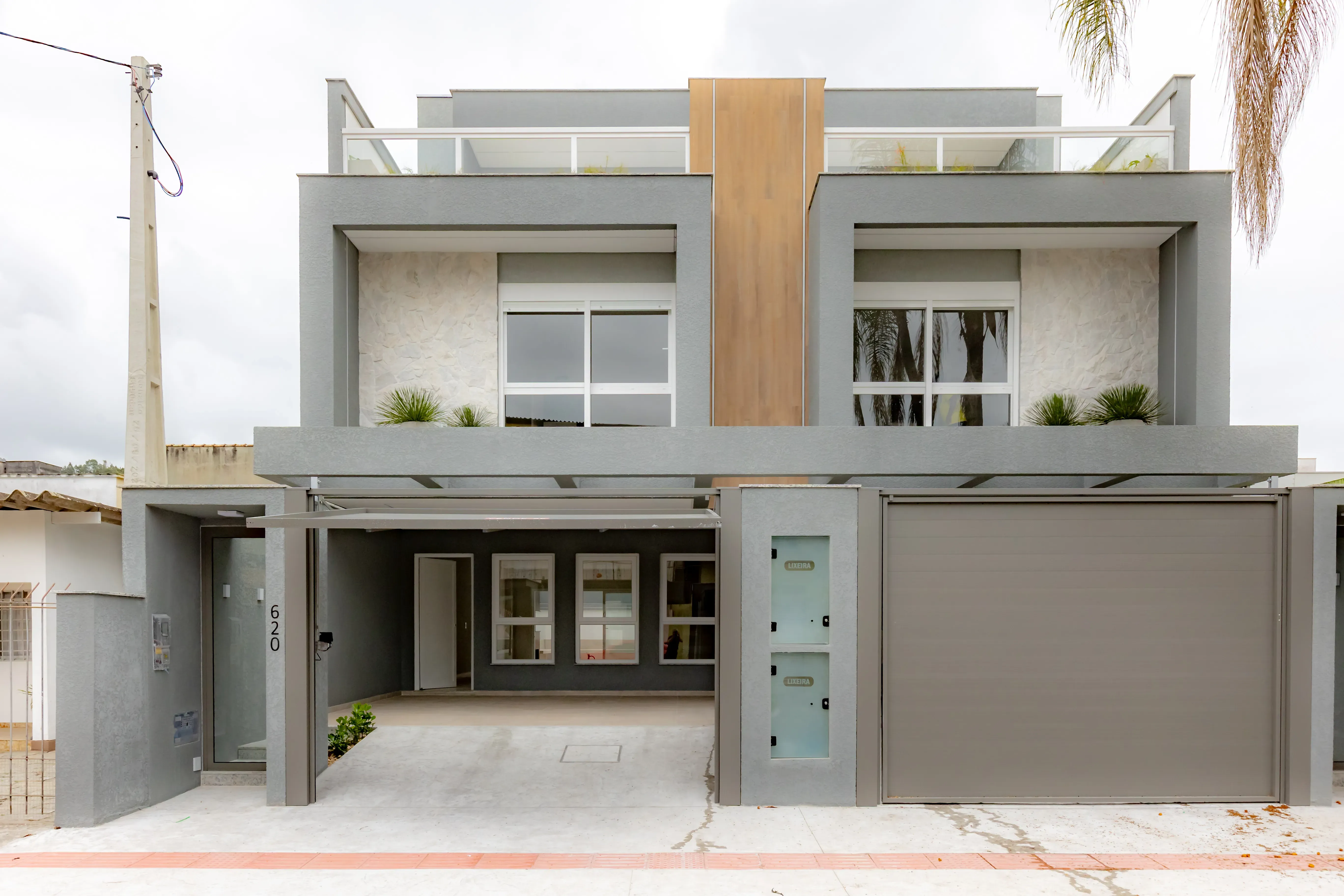 Sobrado Geminado novo! Com 4 suítes e 2 vagas de garagem no Centro em Balneário Camboriú - SC