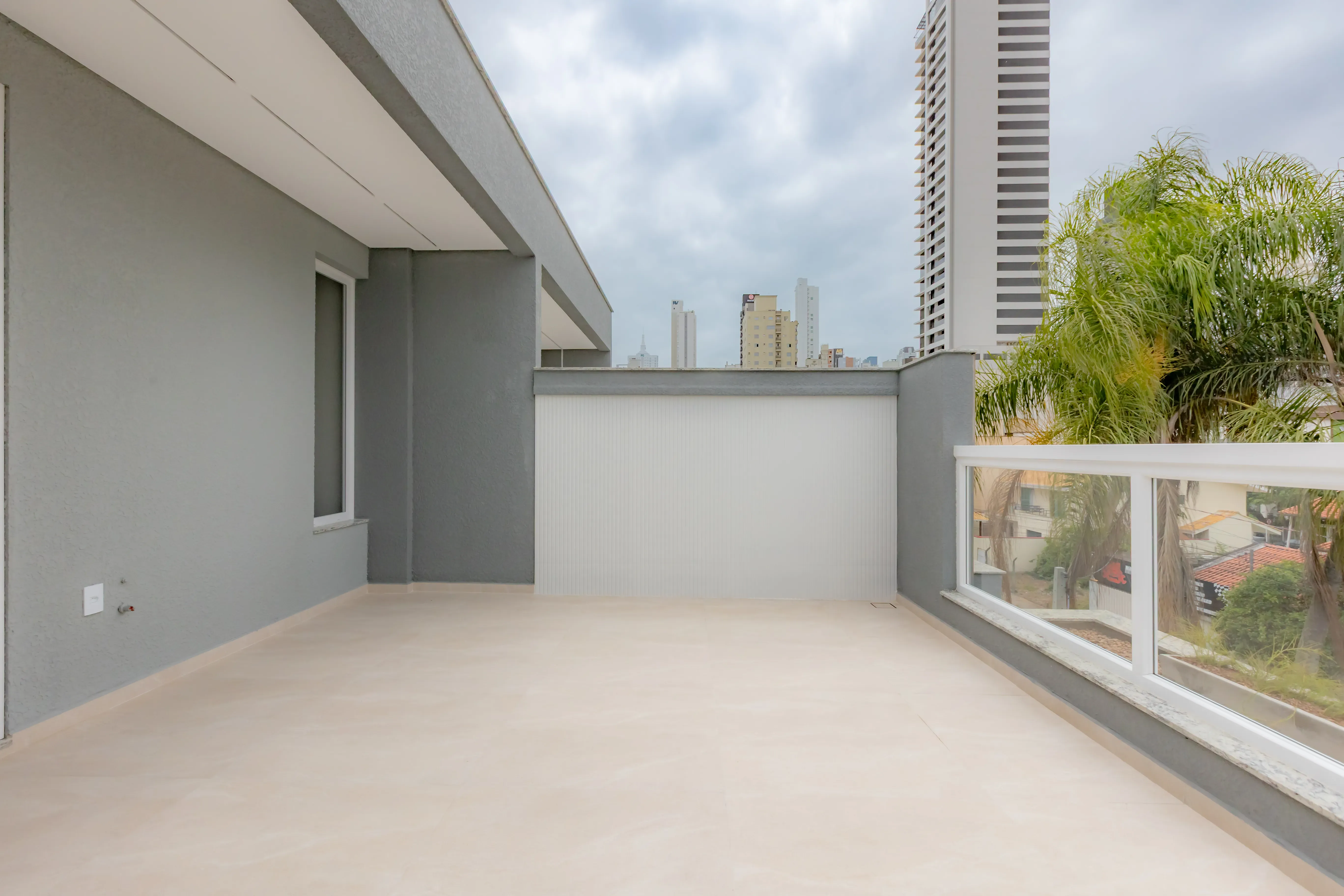 Sobrado Geminado novo! Com 4 suítes e 2 vagas de garagem no Centro em Balneário Camboriú - SC