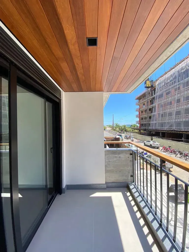 Apartamento Duplex mobiliado com 3 dormitórios sendo 3 suítes e 2 vagas de garagem - Jurerê/SC