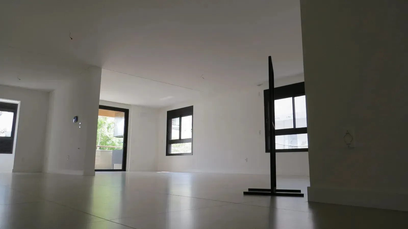 Apartamento Duplex mobiliado com 3 dormitórios sendo 3 suítes e 2 vagas de garagem - Jurerê/SC