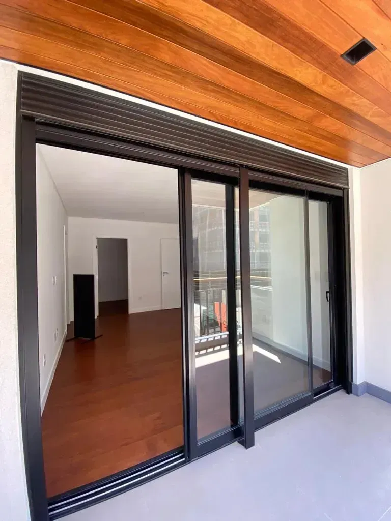 Apartamento Duplex mobiliado com 3 dormitórios sendo 3 suítes e 2 vagas de garagem - Jurerê/SC
