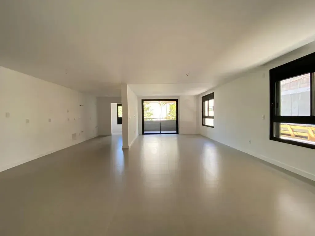 Apartamento Duplex mobiliado com 3 dormitórios sendo 3 suítes e 2 vagas de garagem - Jurerê/SC