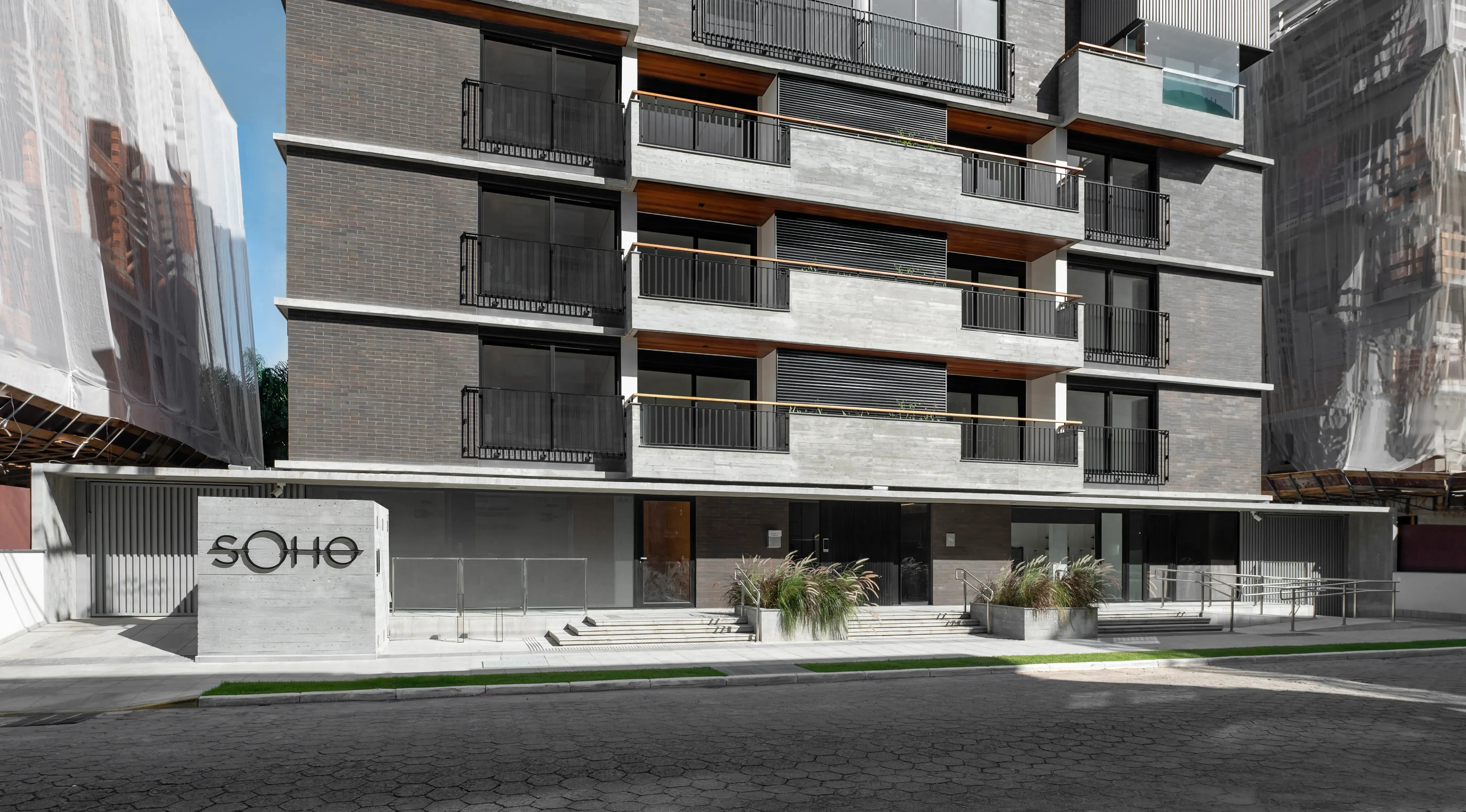 Apartamento Duplex mobiliado com 3 dormitórios sendo 3 suítes e 2 vagas de garagem - Jurerê/SC