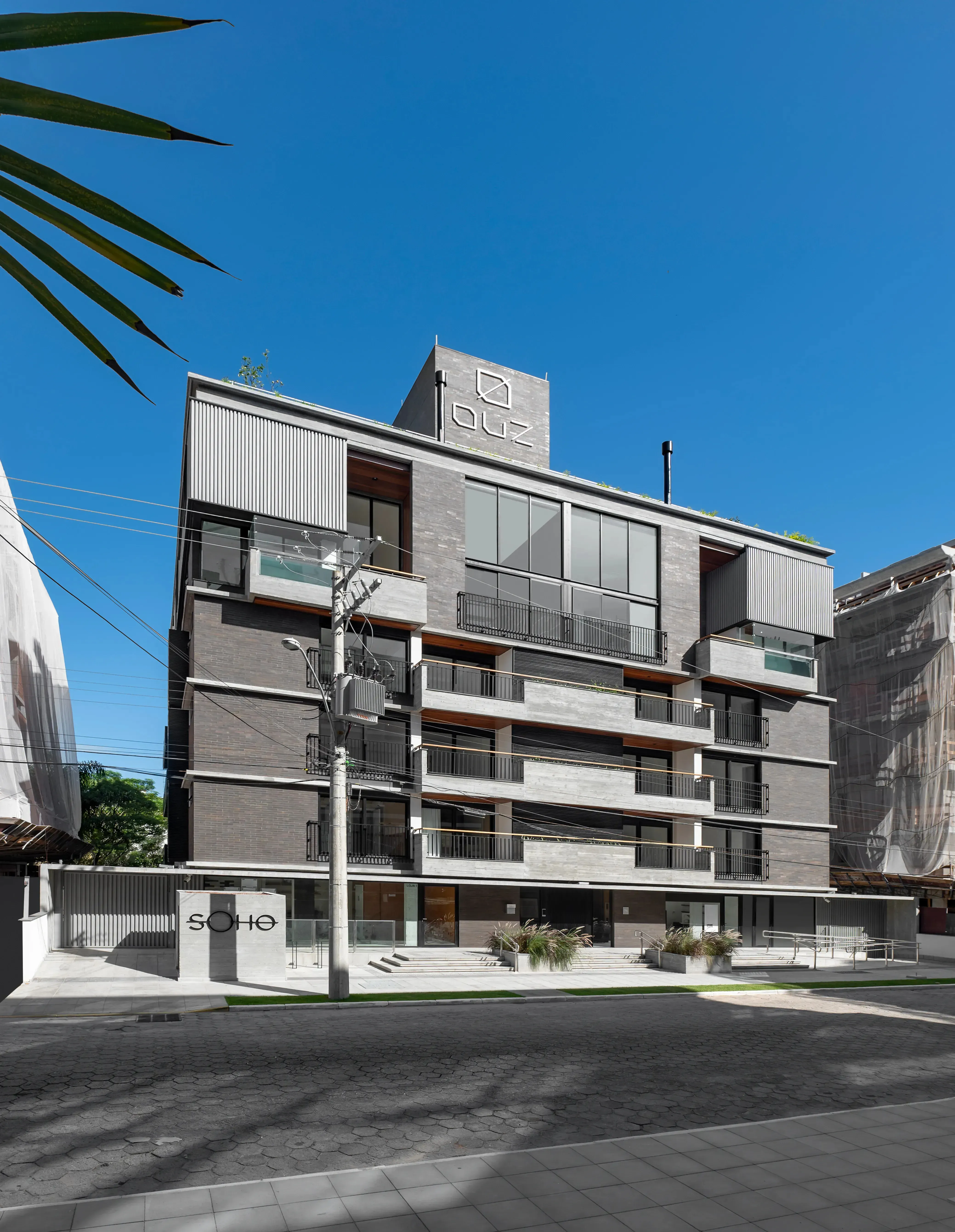 Apartamento Duplex mobiliado com 3 dormitórios sendo 3 suítes e 2 vagas de garagem - Jurerê/SC