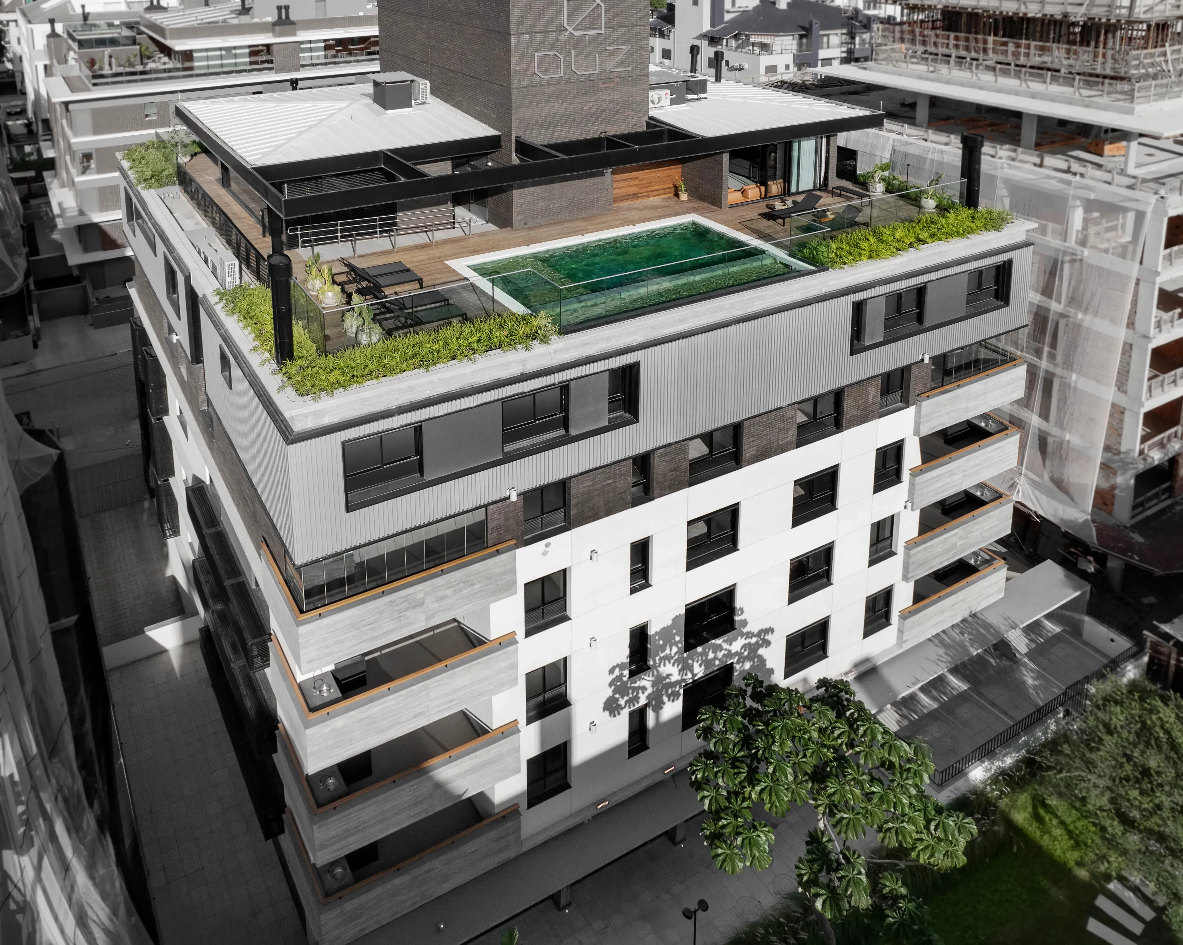 Apartamento Duplex mobiliado com 3 dormitórios sendo 3 suítes e 2 vagas de garagem - Jurerê/SC