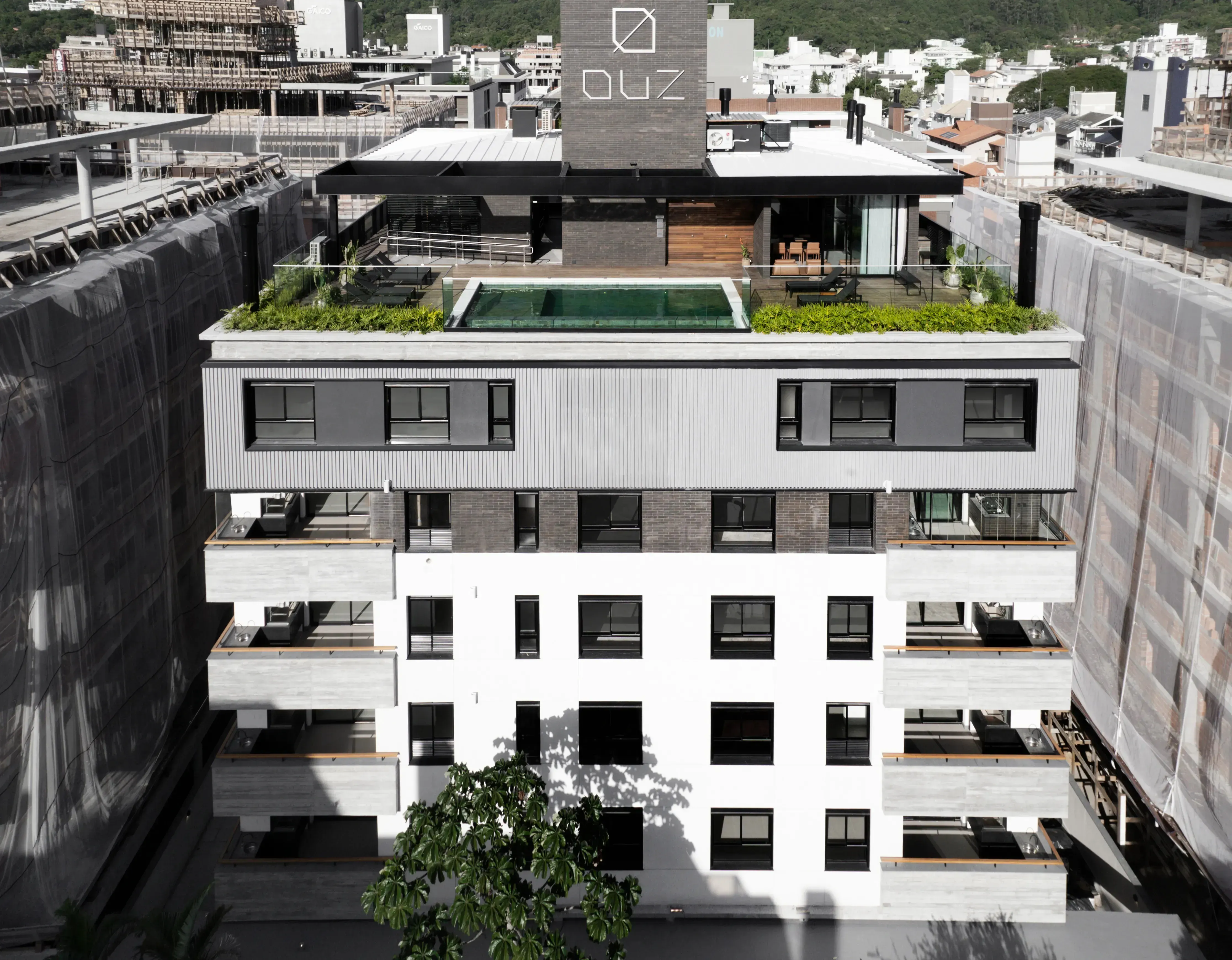 Apartamento Duplex mobiliado com 3 dormitórios sendo 3 suítes e 2 vagas de garagem - Jurerê/SC