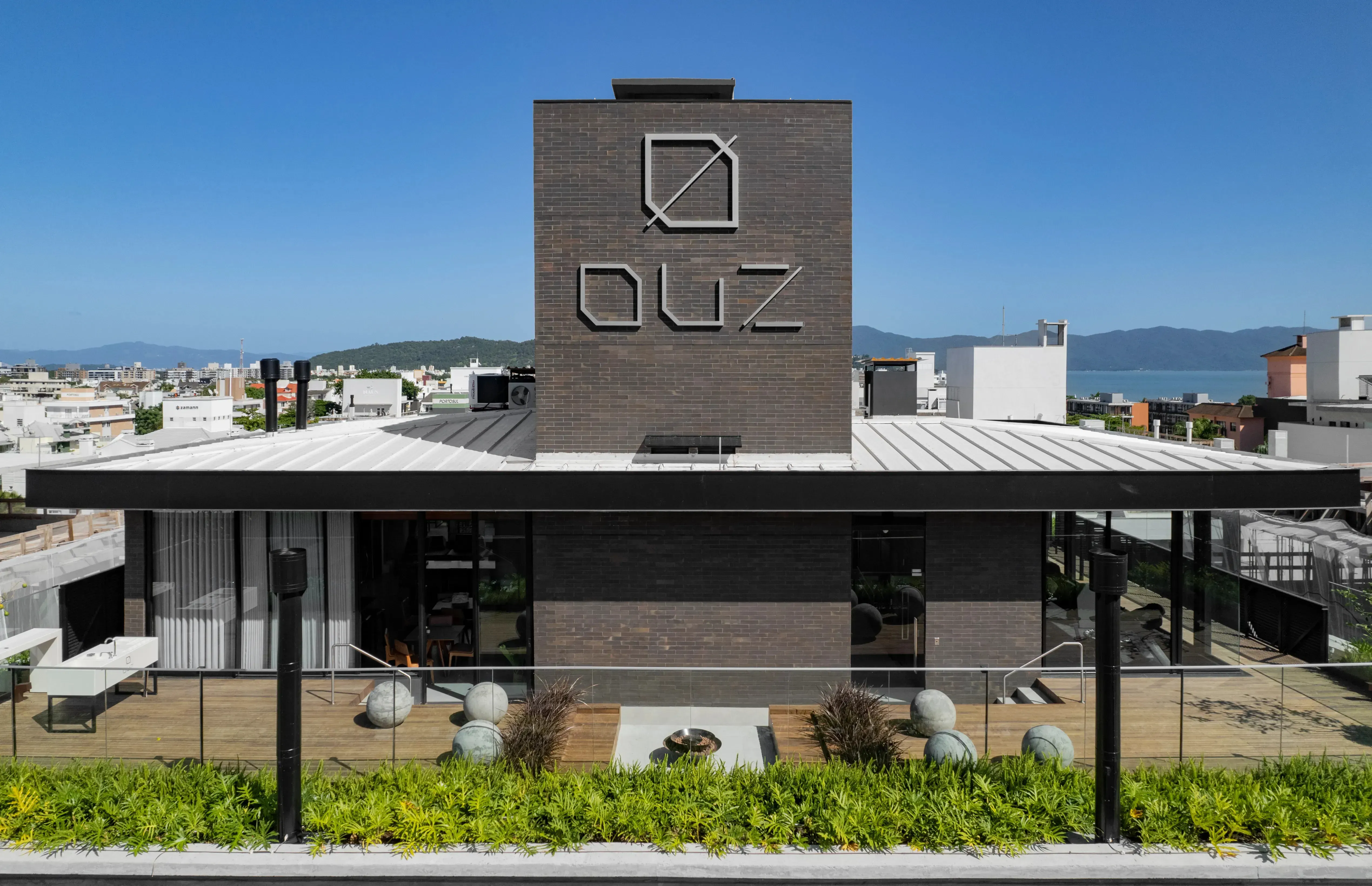 Apartamento Duplex mobiliado com 3 dormitórios sendo 3 suítes e 2 vagas de garagem - Jurerê/SC