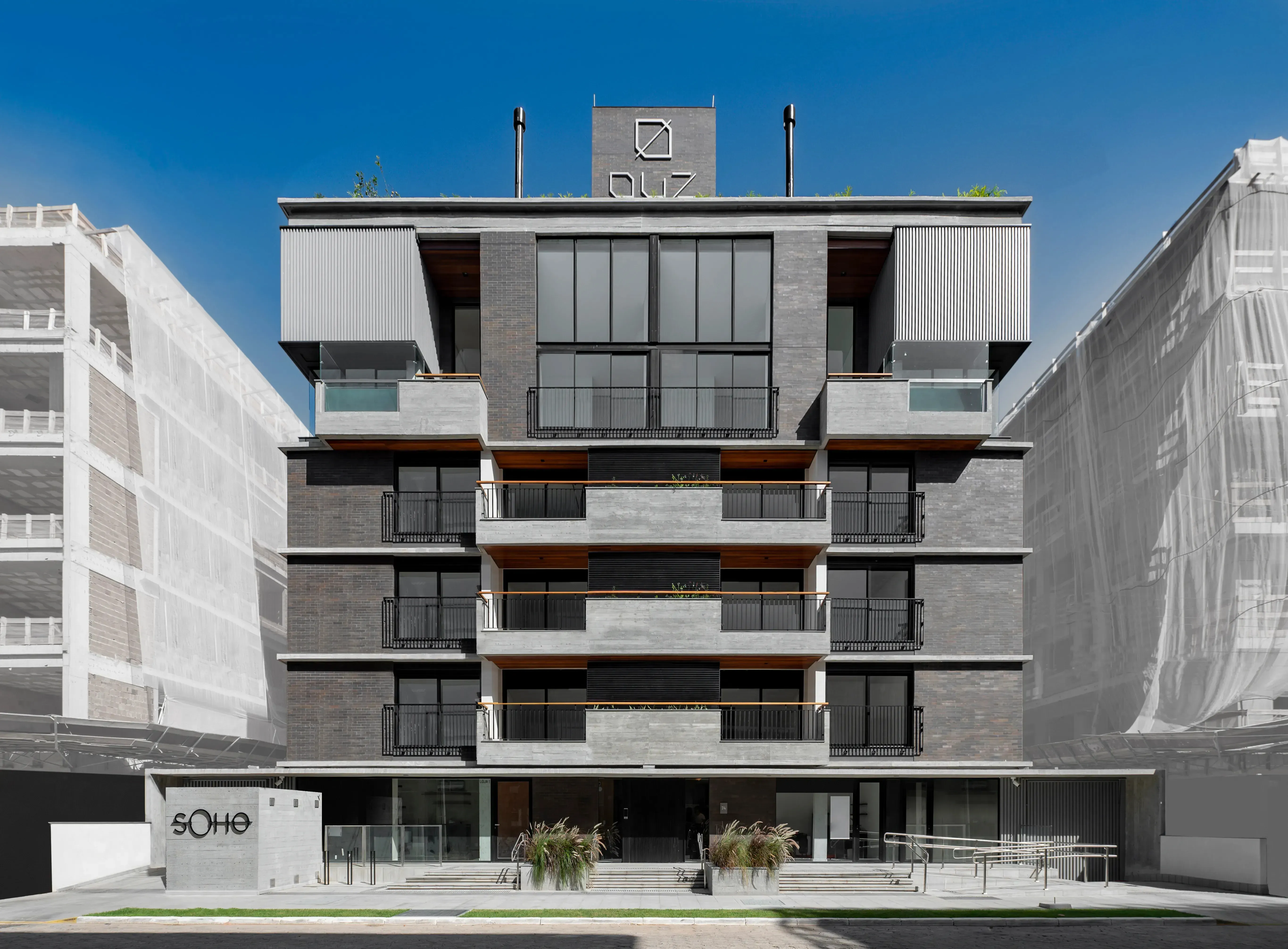 Apartamento Duplex mobiliado com 3 dormitórios sendo 3 suítes e 2 vagas de garagem - Jurerê/SC