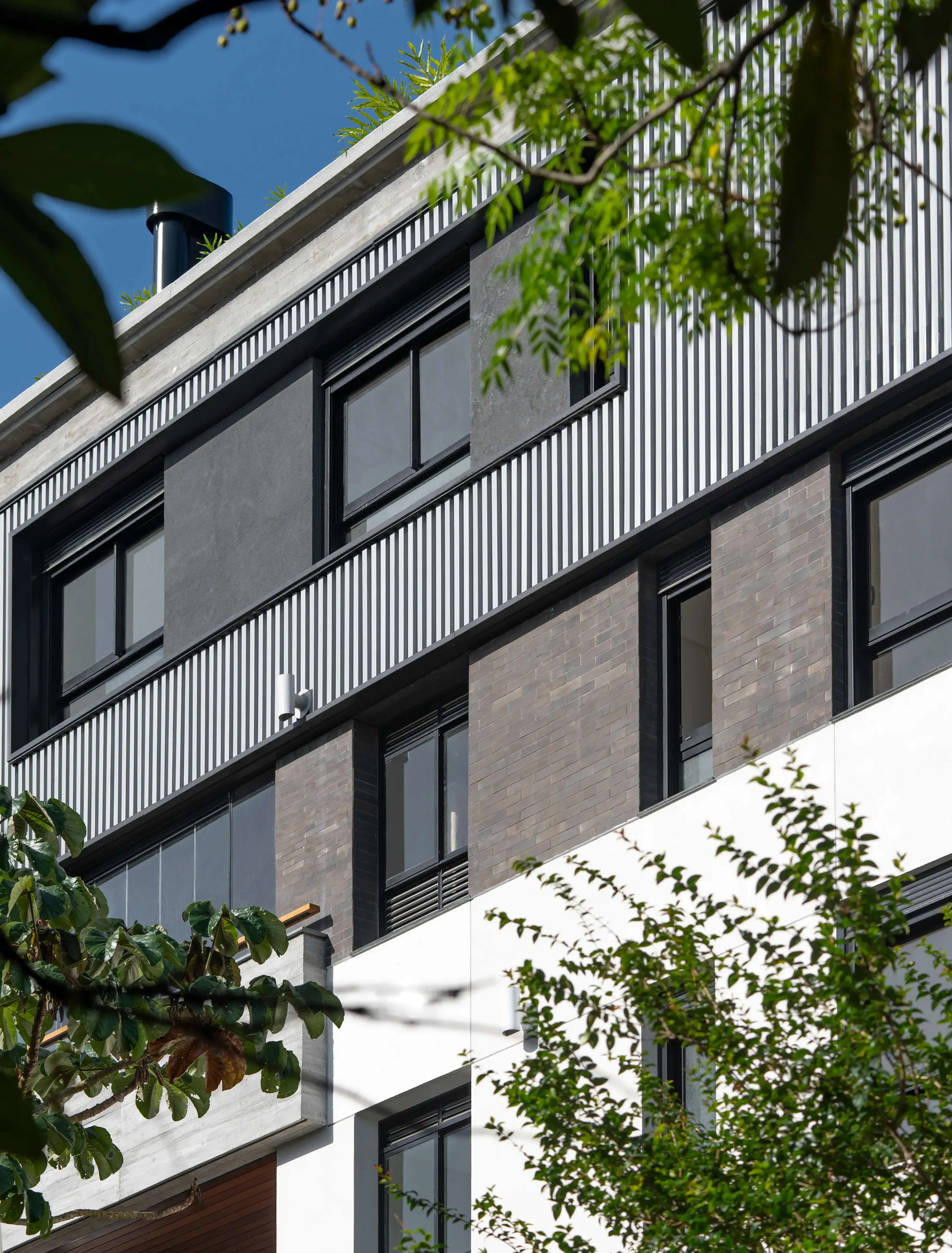 Apartamento Duplex mobiliado com 3 dormitórios sendo 3 suítes e 2 vagas de garagem - Jurerê/SC