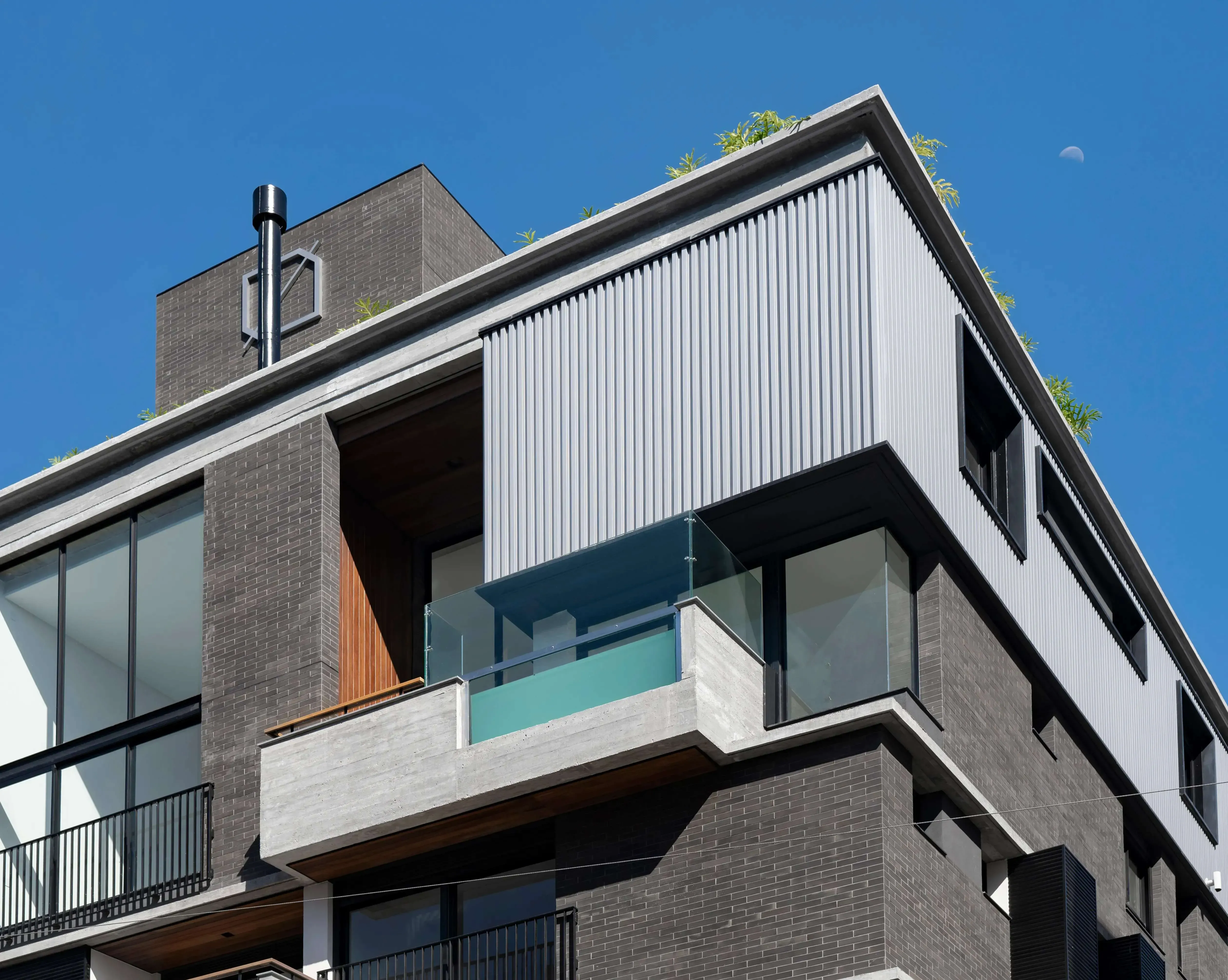 Apartamento Duplex mobiliado com 3 dormitórios sendo 3 suítes e 2 vagas de garagem - Jurerê/SC