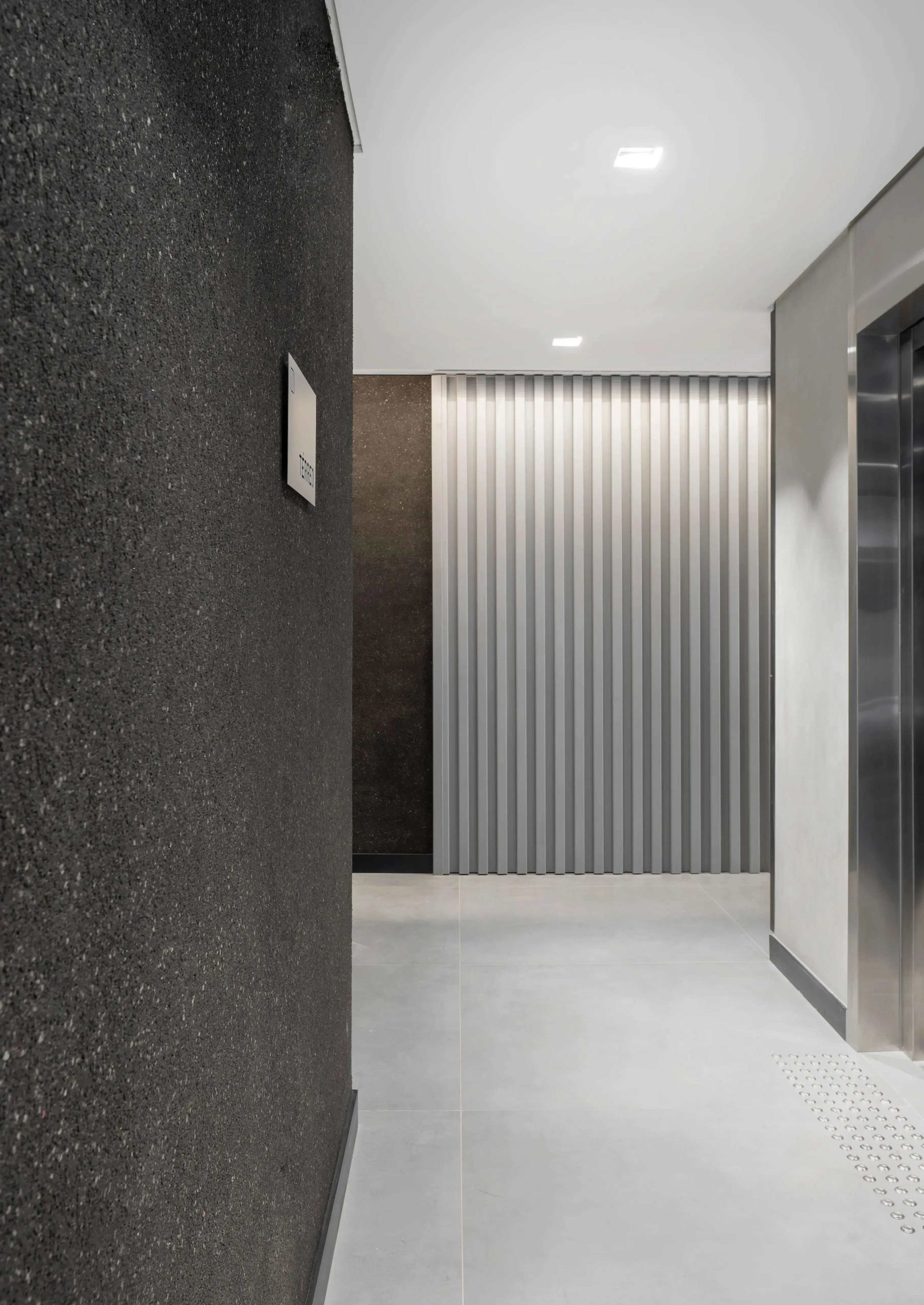 Apartamento Duplex mobiliado com 3 dormitórios sendo 3 suítes e 2 vagas de garagem - Jurerê/SC