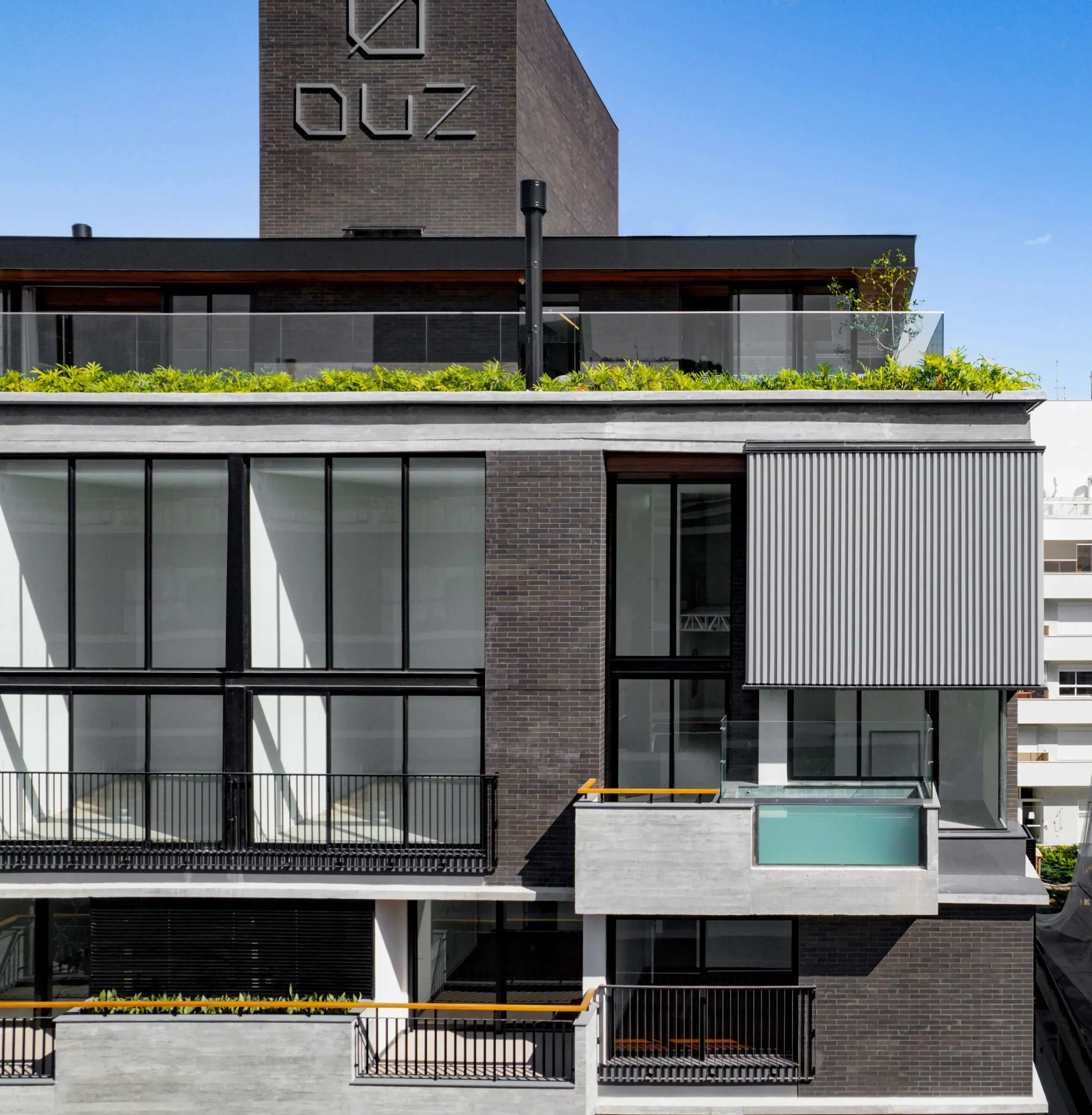 Apartamento Duplex mobiliado com 3 dormitórios sendo 3 suítes e 2 vagas de garagem - Jurerê/SC