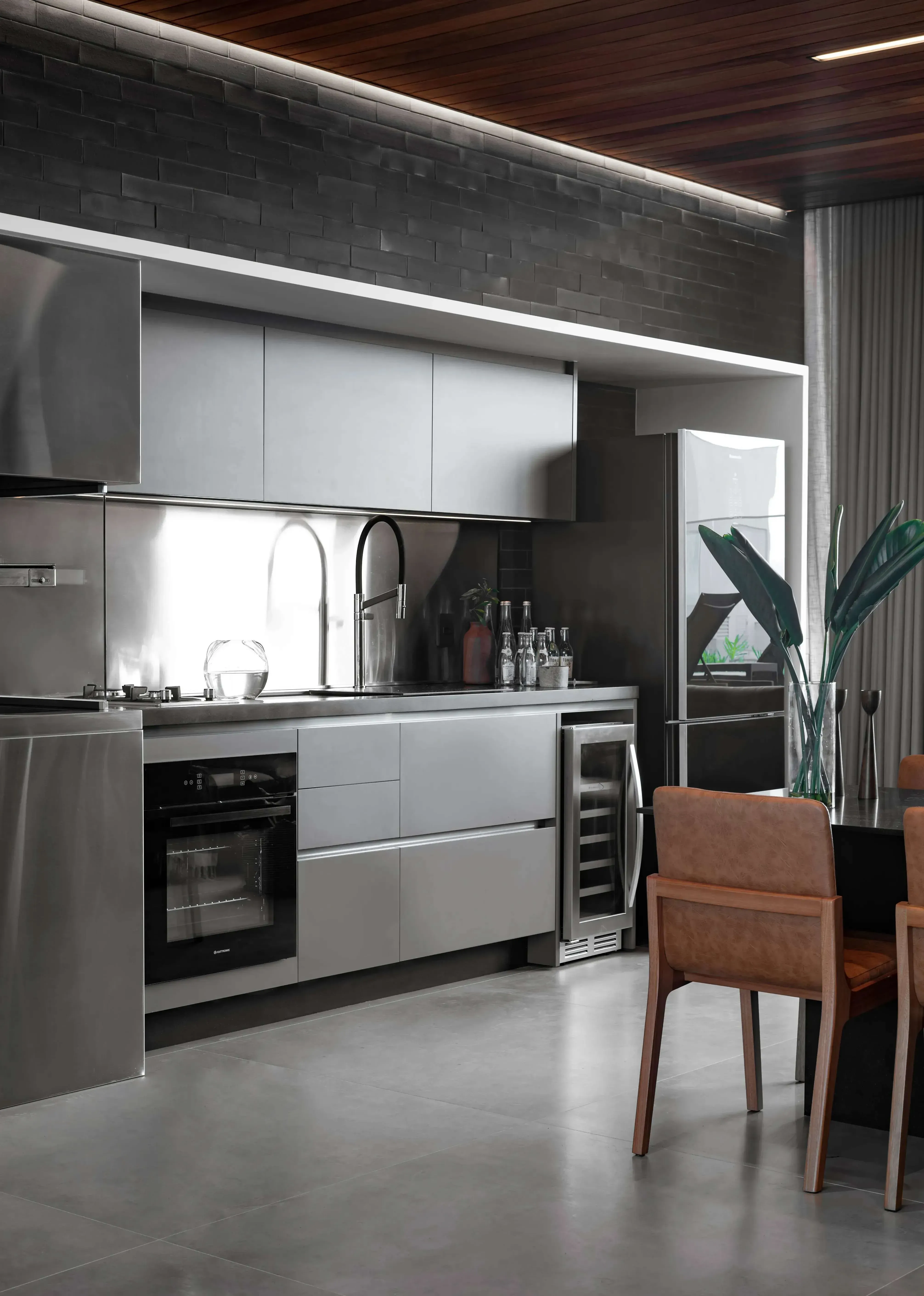 Apartamento Duplex mobiliado com 3 dormitórios sendo 3 suítes e 2 vagas de garagem - Jurerê/SC