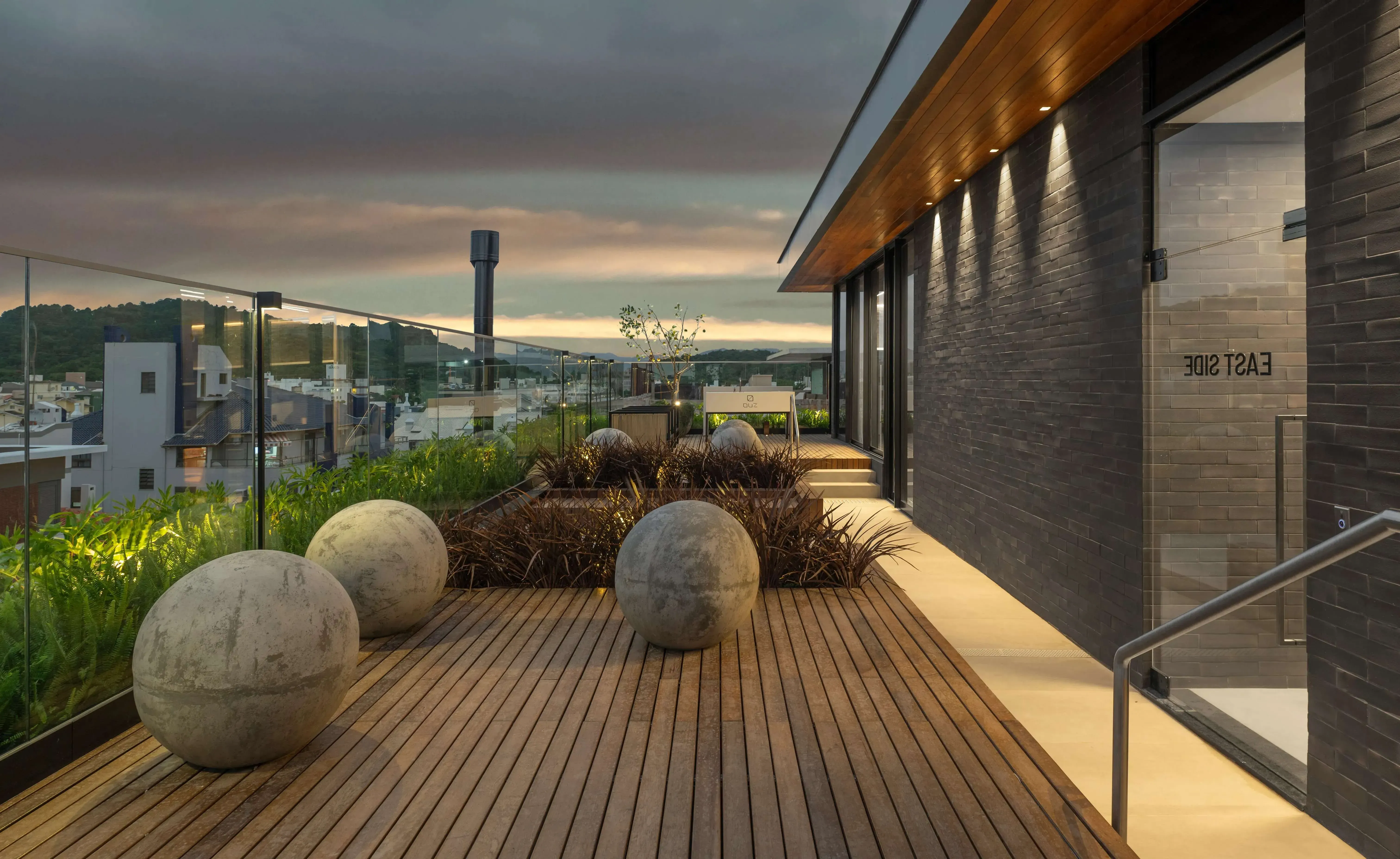 Apartamento Duplex mobiliado com 3 dormitórios sendo 3 suítes e 2 vagas de garagem - Jurerê/SC