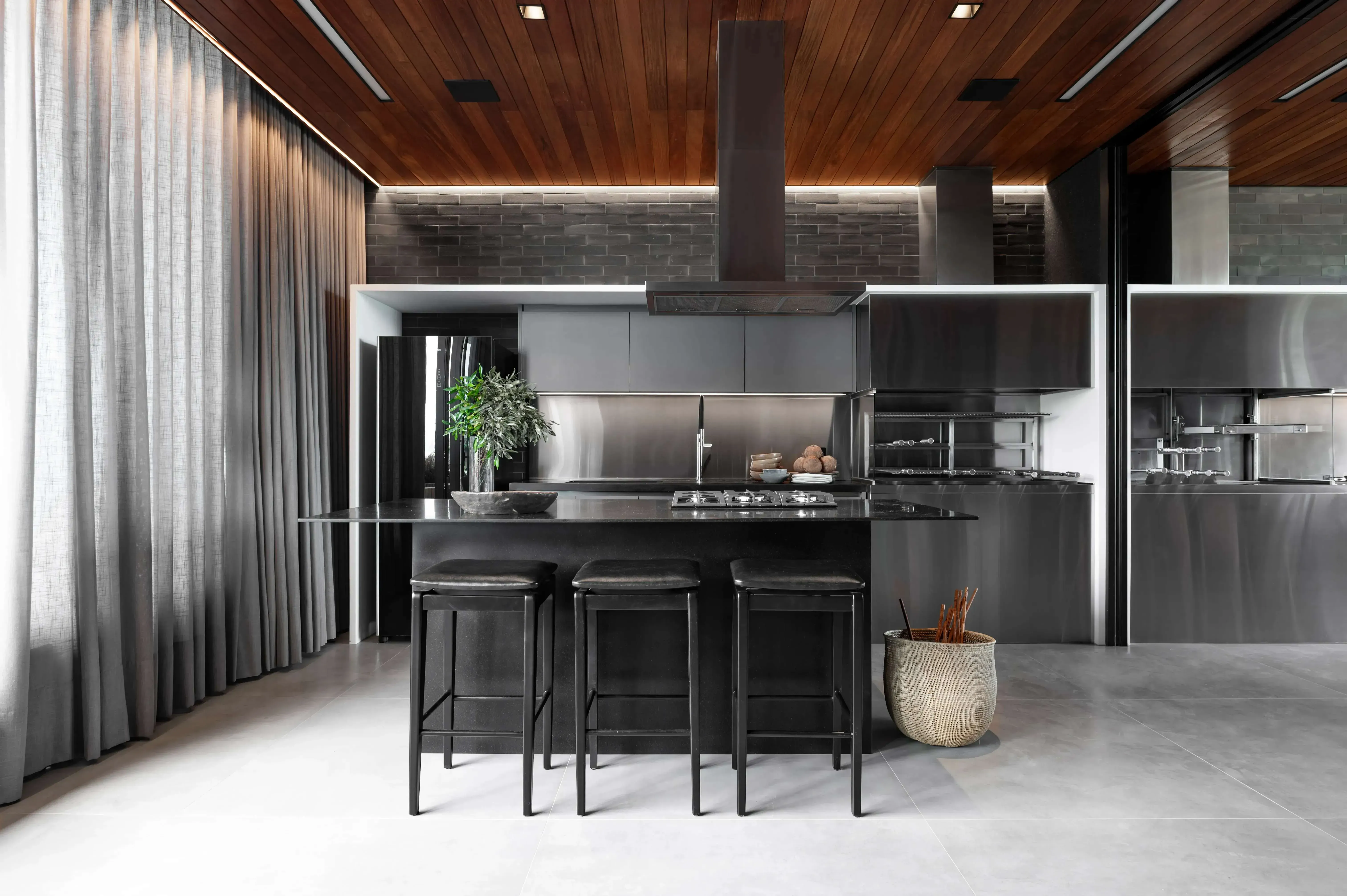 Apartamento Duplex mobiliado com 3 dormitórios sendo 3 suítes e 2 vagas de garagem - Jurerê/SC