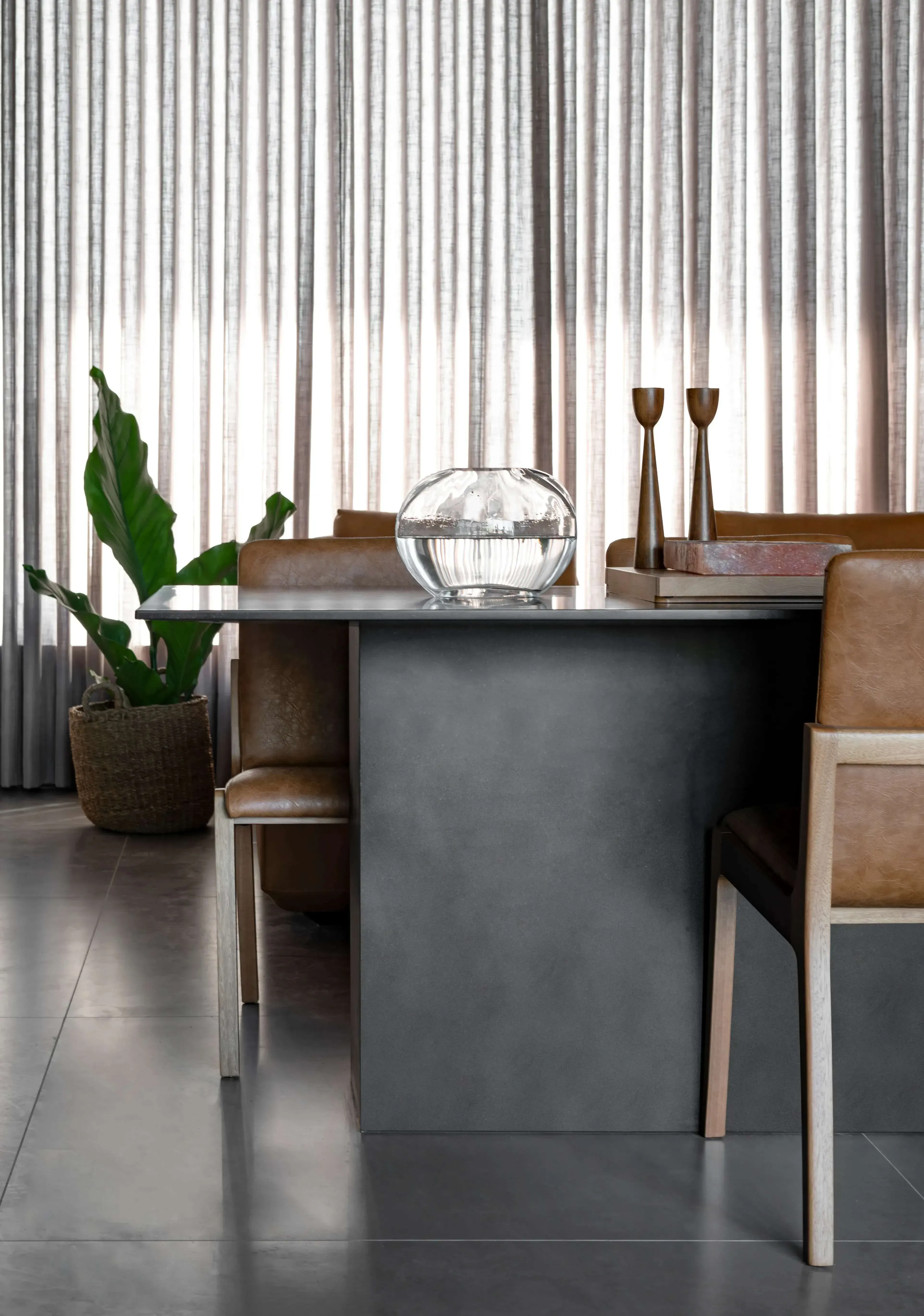 Apartamento Duplex mobiliado com 3 dormitórios sendo 3 suítes e 2 vagas de garagem - Jurerê/SC