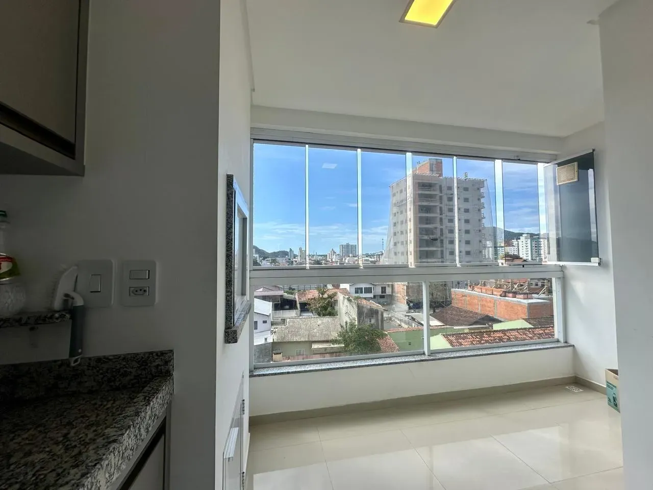 Apartamento com 2 dormitórios sendo 1 suíte 1 vaga, a 300 metros da praia de Gravatá, Navegantes/SC
