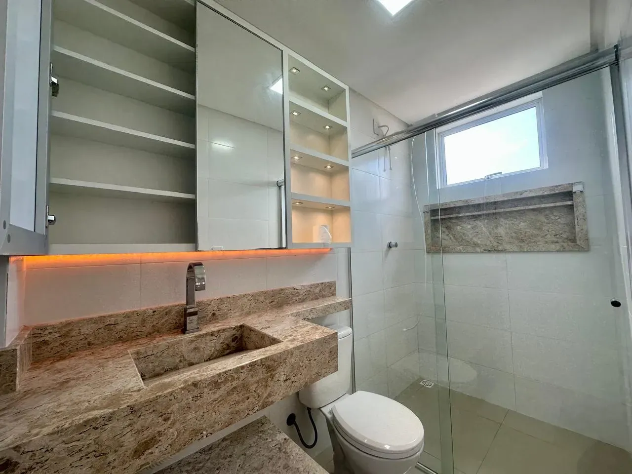 Apartamento com 2 dormitórios sendo 1 suíte 1 vaga, a 300 metros da praia de Gravatá, Navegantes/SC