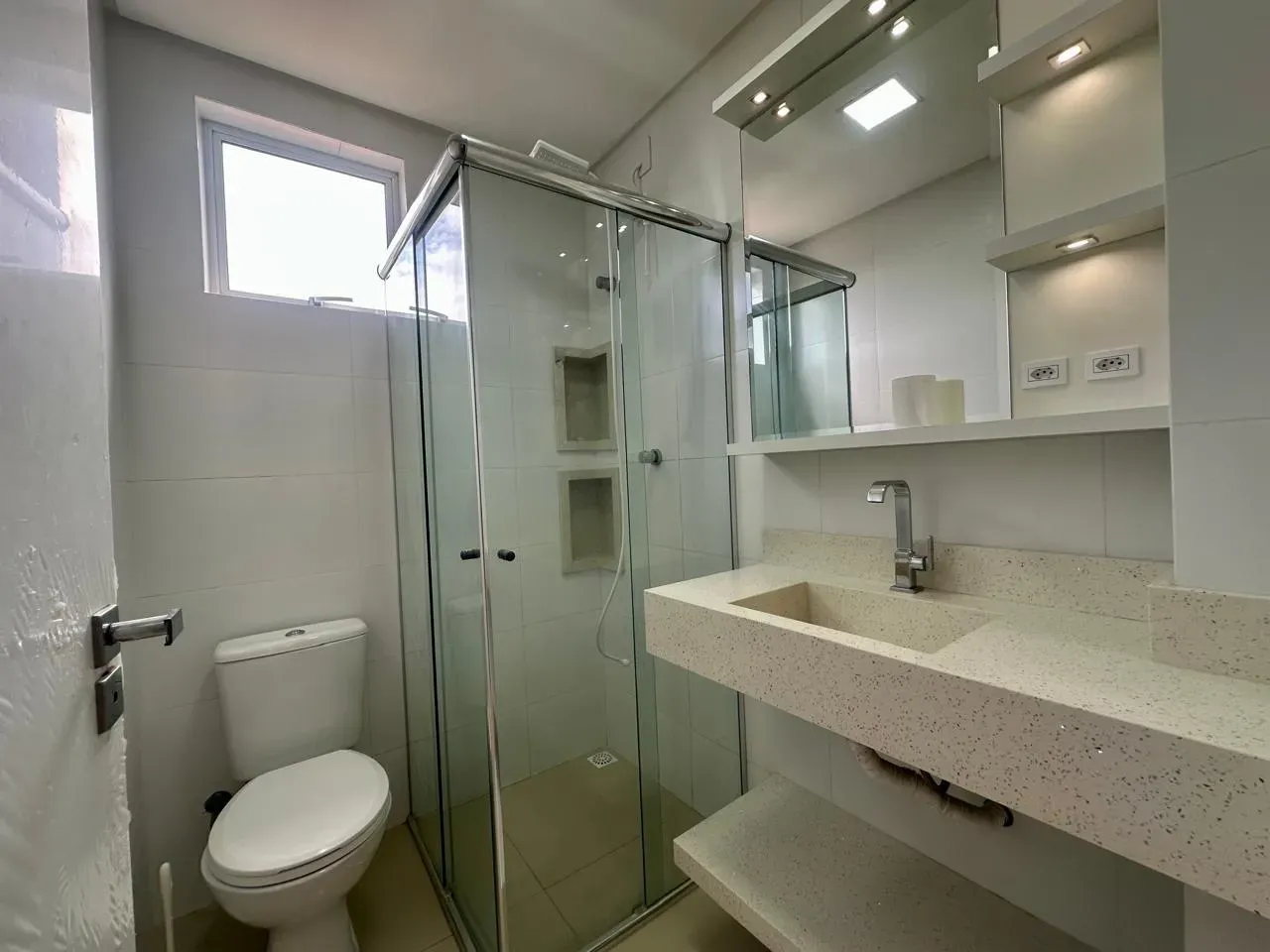 Apartamento com 2 dormitórios sendo 1 suíte 1 vaga, a 300 metros da praia de Gravatá, Navegantes/SC