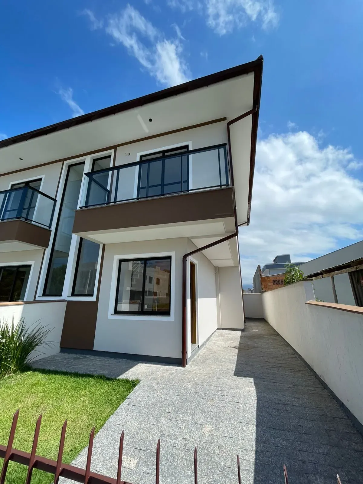 Sobrado com 2 suítes e 2 vagas de garagem – Loteamento Bela Vista | Palhoça/SC