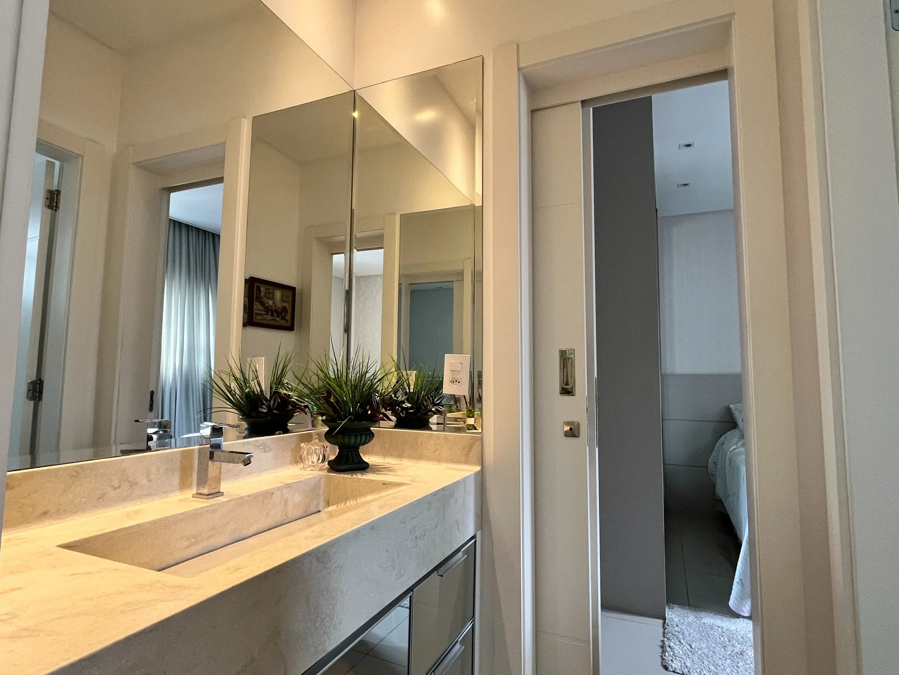 Apartamento alto padrão de 4 dormitórios proximo a Av. Central em BC