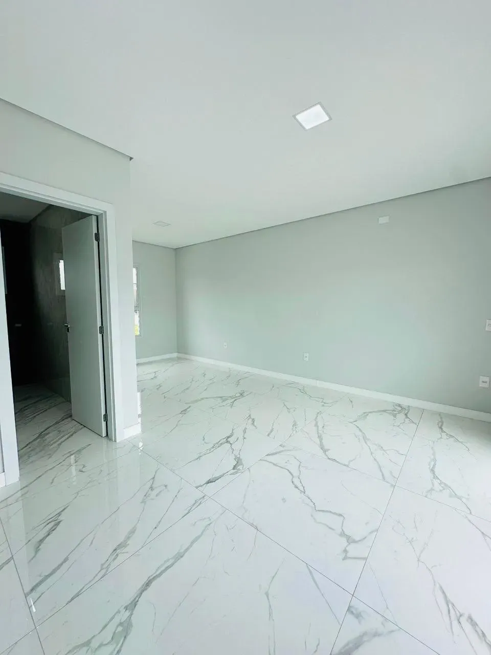 sobrado com 3 suítes com sacadas e 2 vagas descobertas em Ingleses do Rio Vermelho, Florianópolis/SC