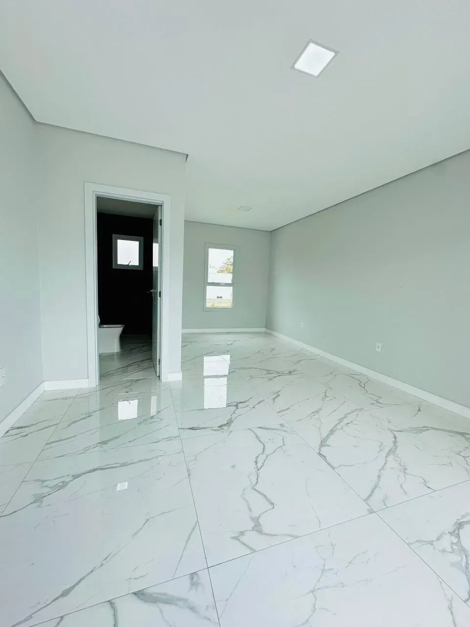 sobrado com 3 suítes com sacadas e 2 vagas descobertas em Ingleses do Rio Vermelho, Florianópolis/SC