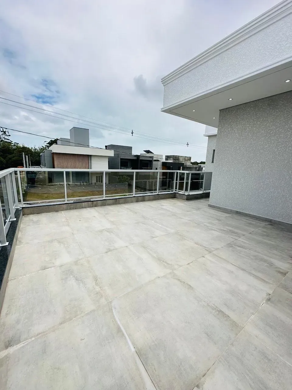 sobrado com 3 suítes com sacadas e 2 vagas descobertas em Ingleses do Rio Vermelho, Florianópolis/SC