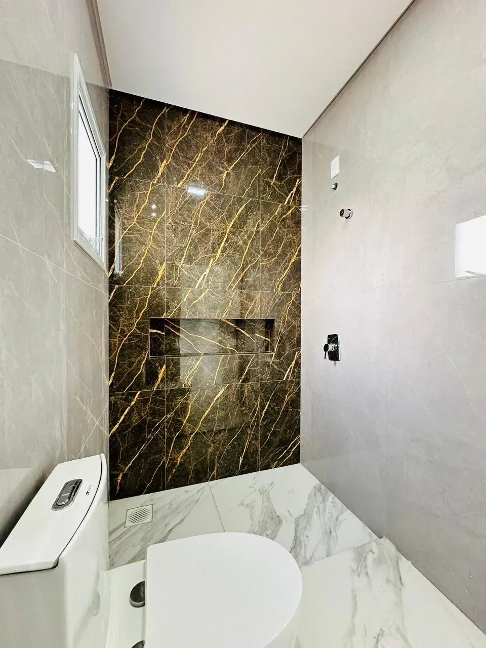 sobrado com 3 suítes com sacadas e 2 vagas descobertas em Ingleses do Rio Vermelho, Florianópolis/SC