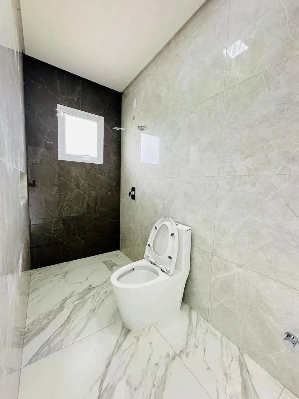 sobrado com 3 suítes com sacadas e 2 vagas descobertas em Ingleses do Rio Vermelho, Florianópolis/SC