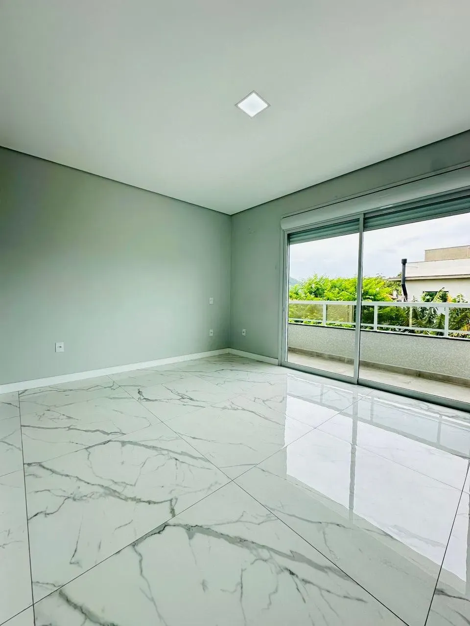 sobrado com 3 suítes com sacadas e 2 vagas descobertas em Ingleses do Rio Vermelho, Florianópolis/SC