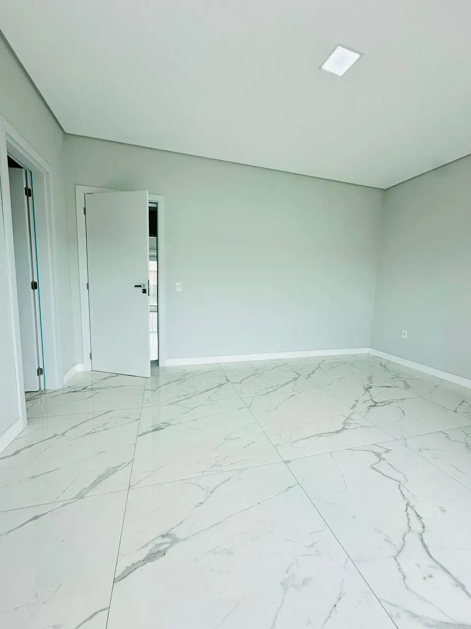 sobrado com 3 suítes com sacadas e 2 vagas descobertas em Ingleses do Rio Vermelho, Florianópolis/SC