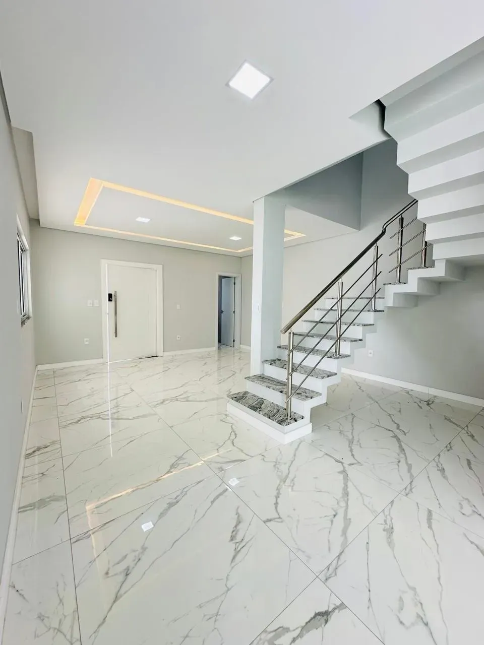 sobrado com 3 suítes com sacadas e 2 vagas descobertas em Ingleses do Rio Vermelho, Florianópolis/SC