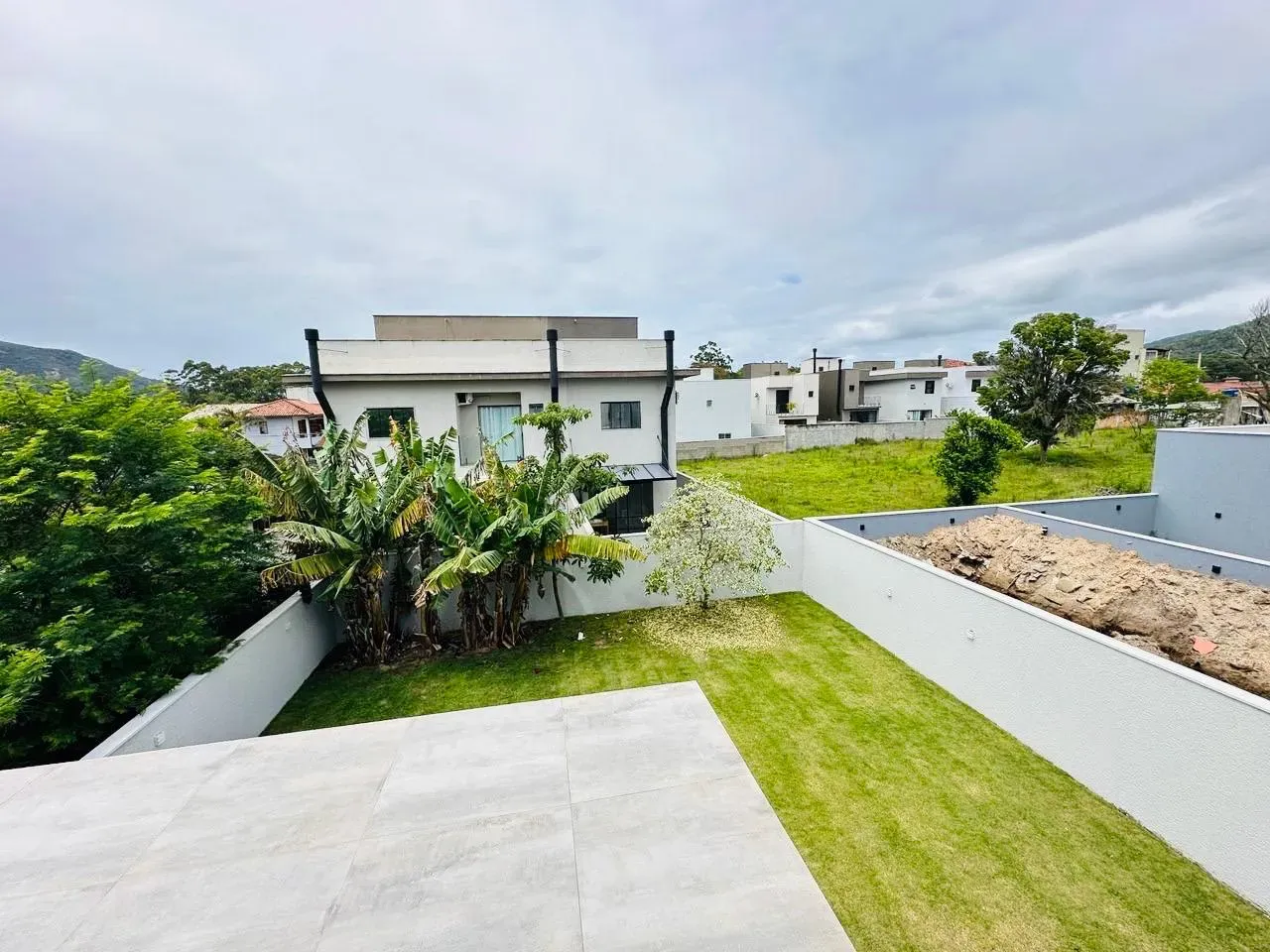 sobrado com 3 suítes com sacadas e 2 vagas descobertas em Ingleses do Rio Vermelho, Florianópolis/SC