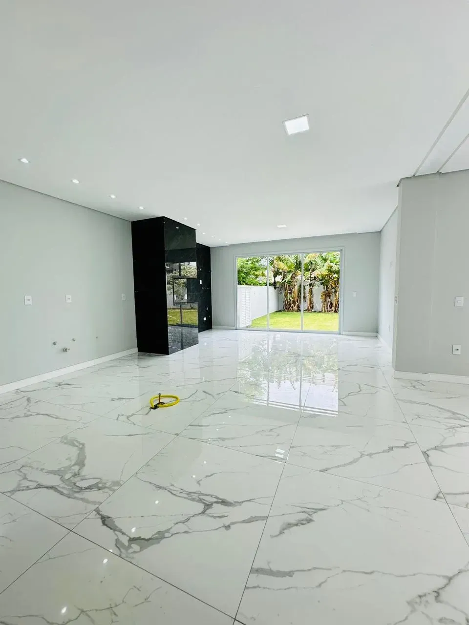 sobrado com 3 suítes com sacadas e 2 vagas descobertas em Ingleses do Rio Vermelho, Florianópolis/SC