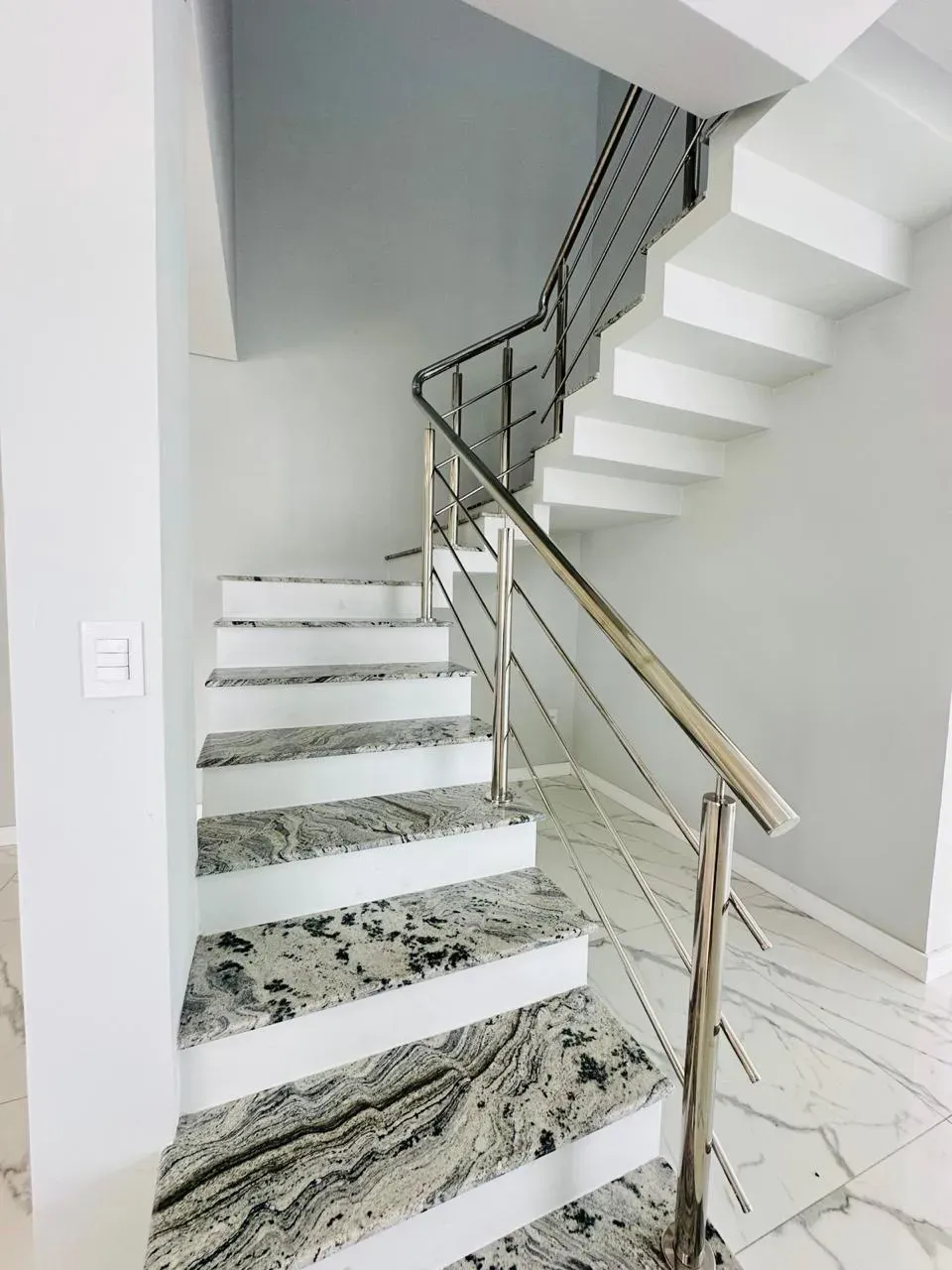 sobrado com 3 suítes com sacadas e 2 vagas descobertas em Ingleses do Rio Vermelho, Florianópolis/SC