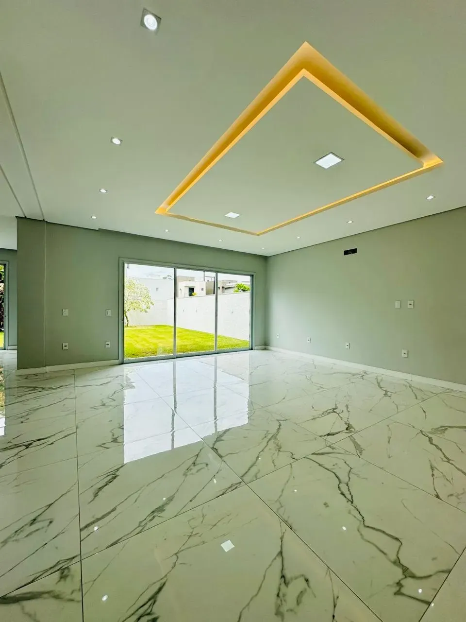 sobrado com 3 suítes com sacadas e 2 vagas descobertas em Ingleses do Rio Vermelho, Florianópolis/SC