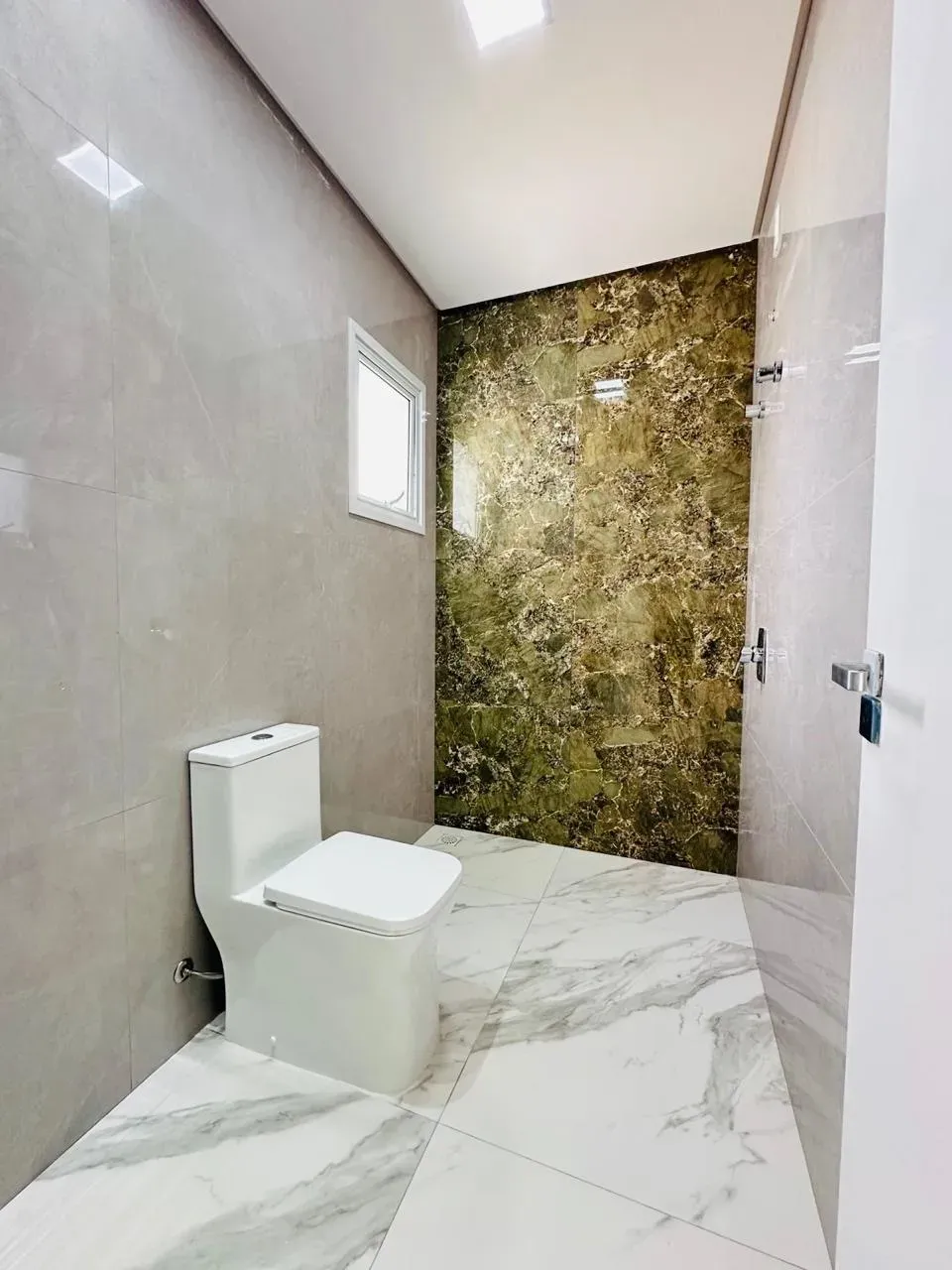 sobrado com 3 suítes com sacadas e 2 vagas descobertas em Ingleses do Rio Vermelho, Florianópolis/SC