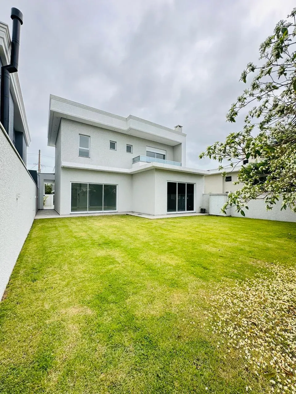 sobrado com 3 suítes com sacadas e 2 vagas descobertas em Ingleses do Rio Vermelho, Florianópolis/SC