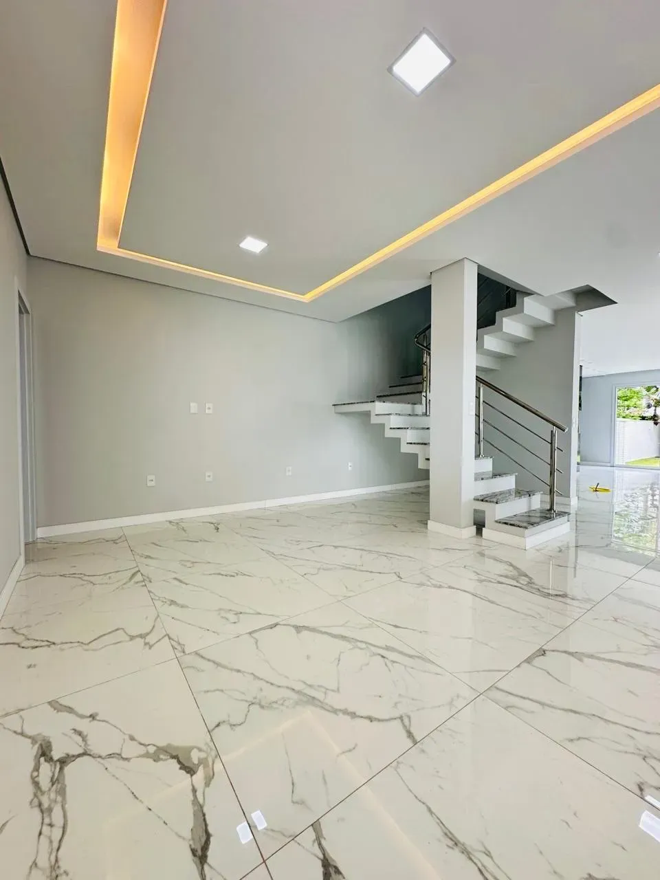 sobrado com 3 suítes com sacadas e 2 vagas descobertas em Ingleses do Rio Vermelho, Florianópolis/SC