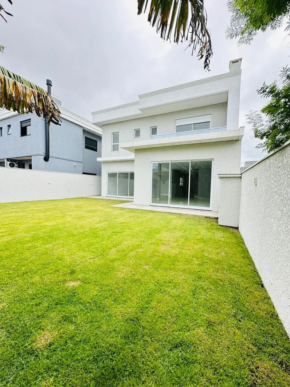 sobrado com 3 suítes com sacadas e 2 vagas descobertas em Ingleses do Rio Vermelho, Florianópolis/SC