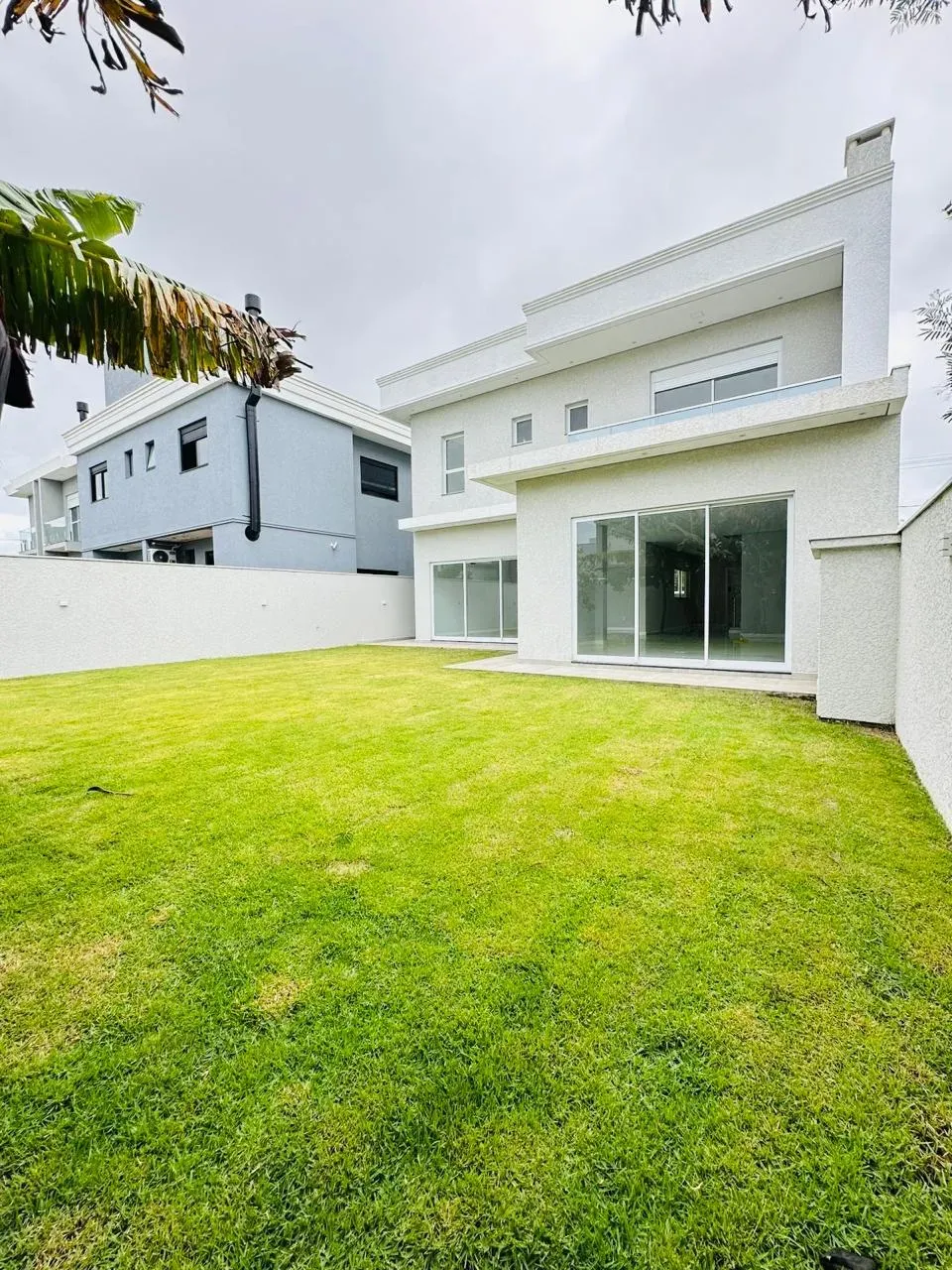 sobrado com 3 suítes com sacadas e 2 vagas descobertas em Ingleses do Rio Vermelho, Florianópolis/SC