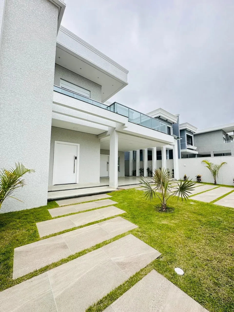 sobrado com 3 suítes com sacadas e 2 vagas descobertas em Ingleses do Rio Vermelho, Florianópolis/SC