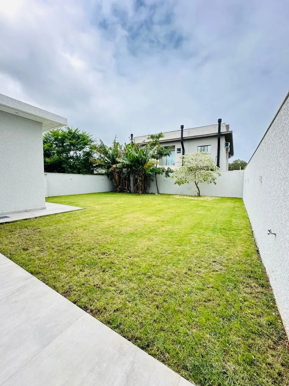 sobrado com 3 suítes com sacadas e 2 vagas descobertas em Ingleses do Rio Vermelho, Florianópolis/SC