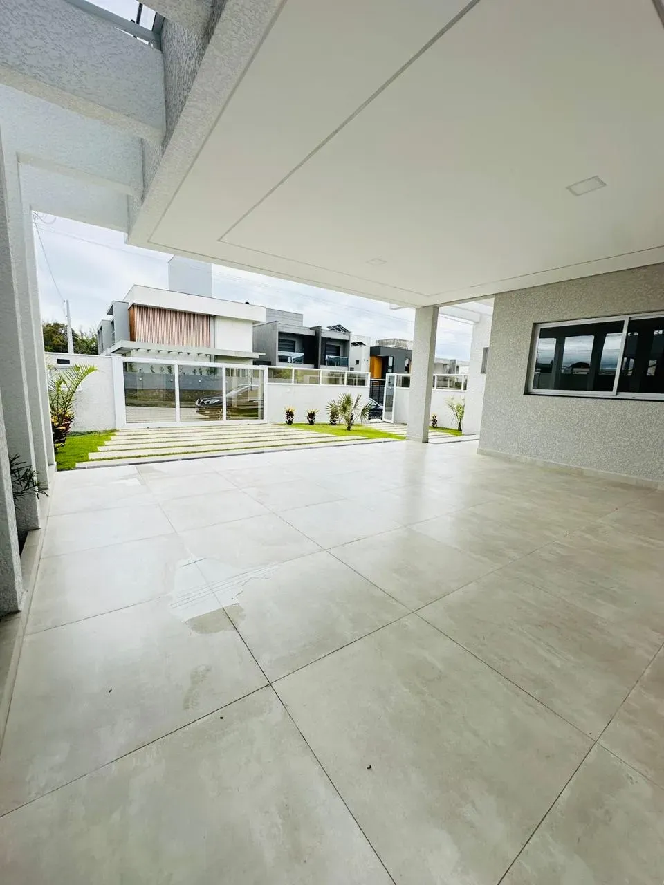 sobrado com 3 suítes com sacadas e 2 vagas descobertas em Ingleses do Rio Vermelho, Florianópolis/SC