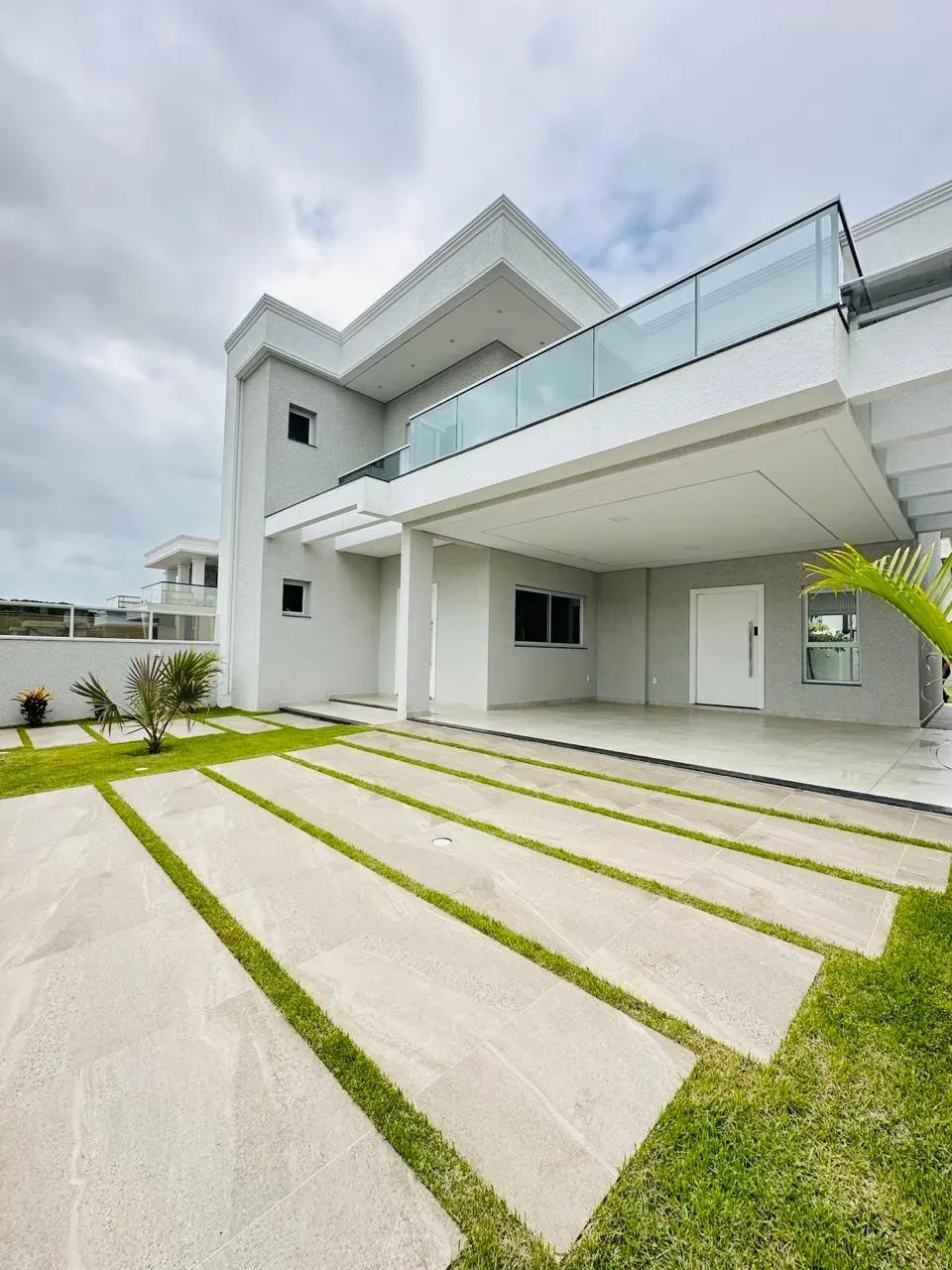 sobrado com 3 suítes com sacadas e 2 vagas descobertas em Ingleses do Rio Vermelho, Florianópolis/SC