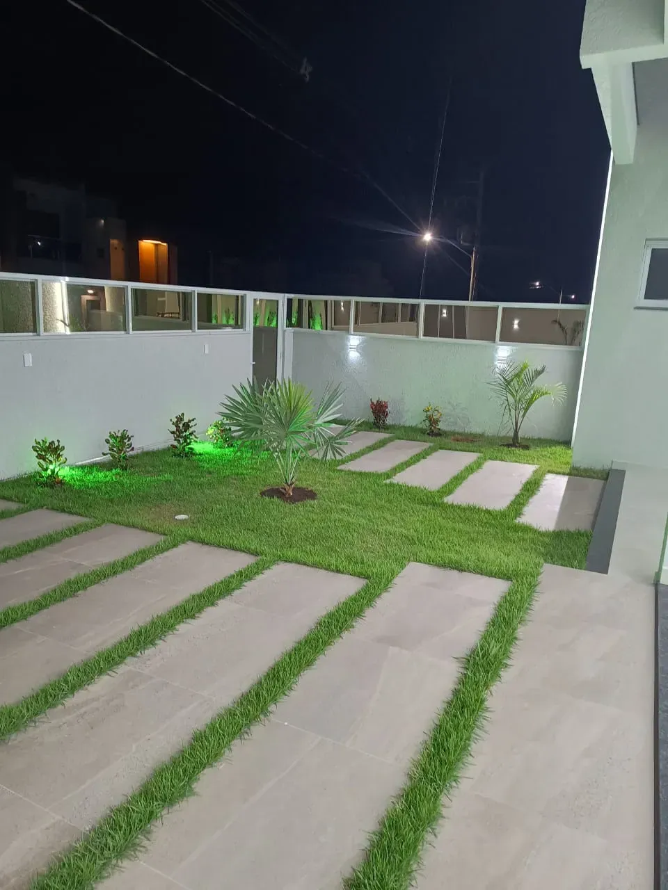 sobrado com 3 suítes com sacadas e 2 vagas descobertas em Ingleses do Rio Vermelho, Florianópolis/SC